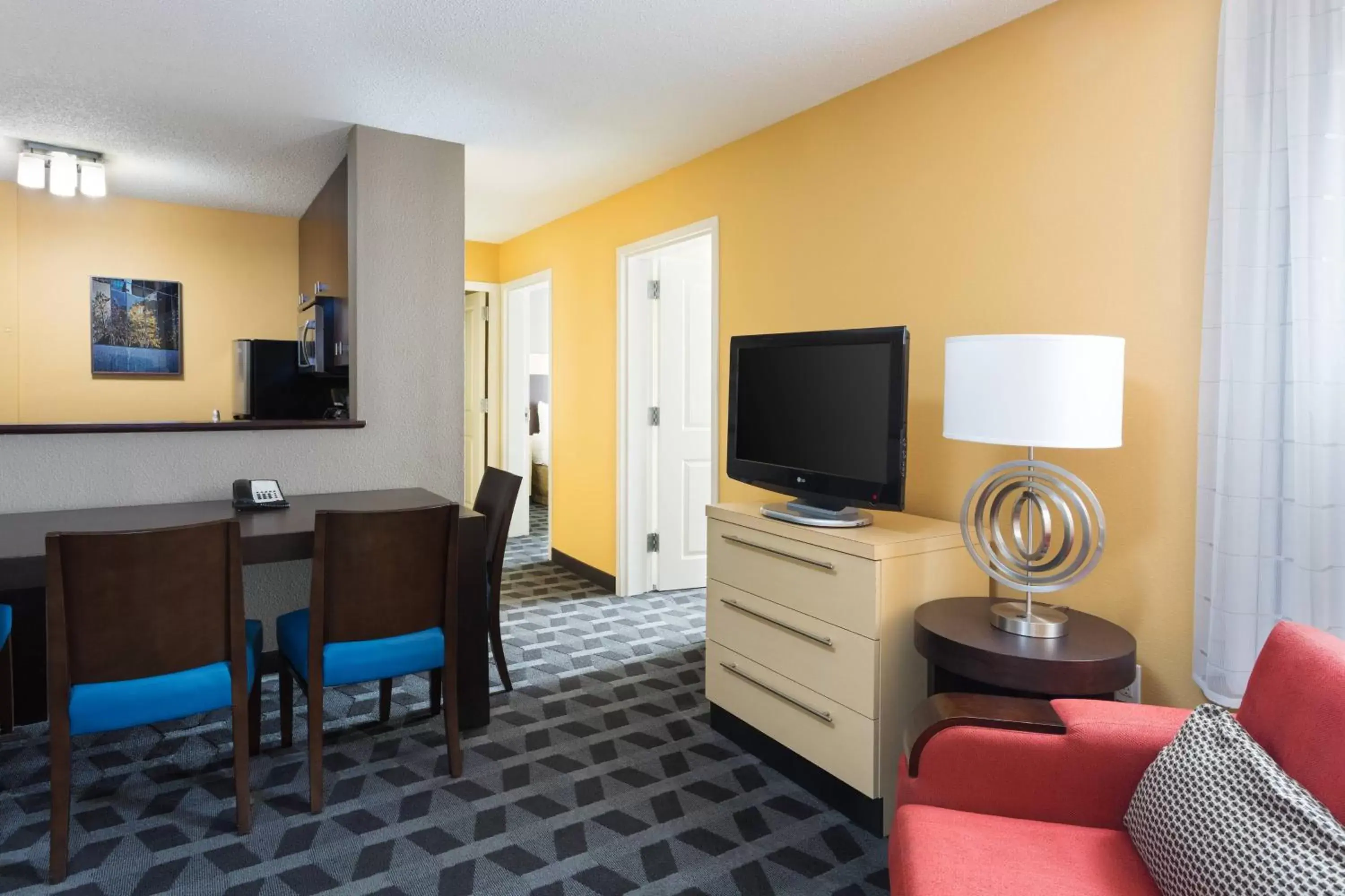Living room, TV/Entertainment Center in TownePlace Suites by Marriott Bossier City
