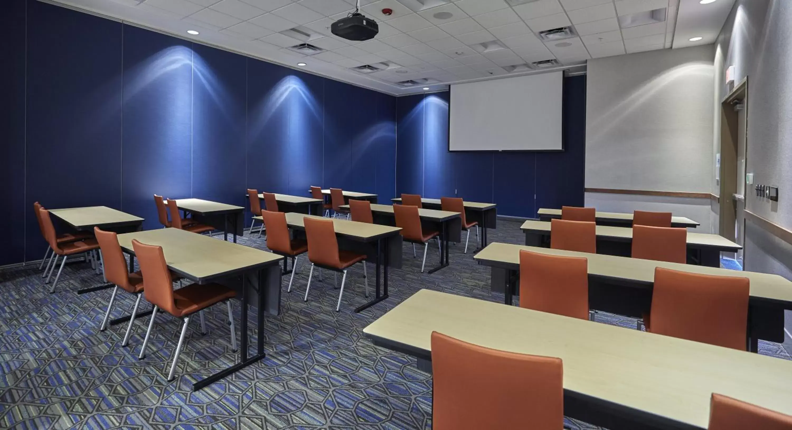 Meeting/conference room in Holiday Inn Express : Eugene - Springfield, an IHG Hotel