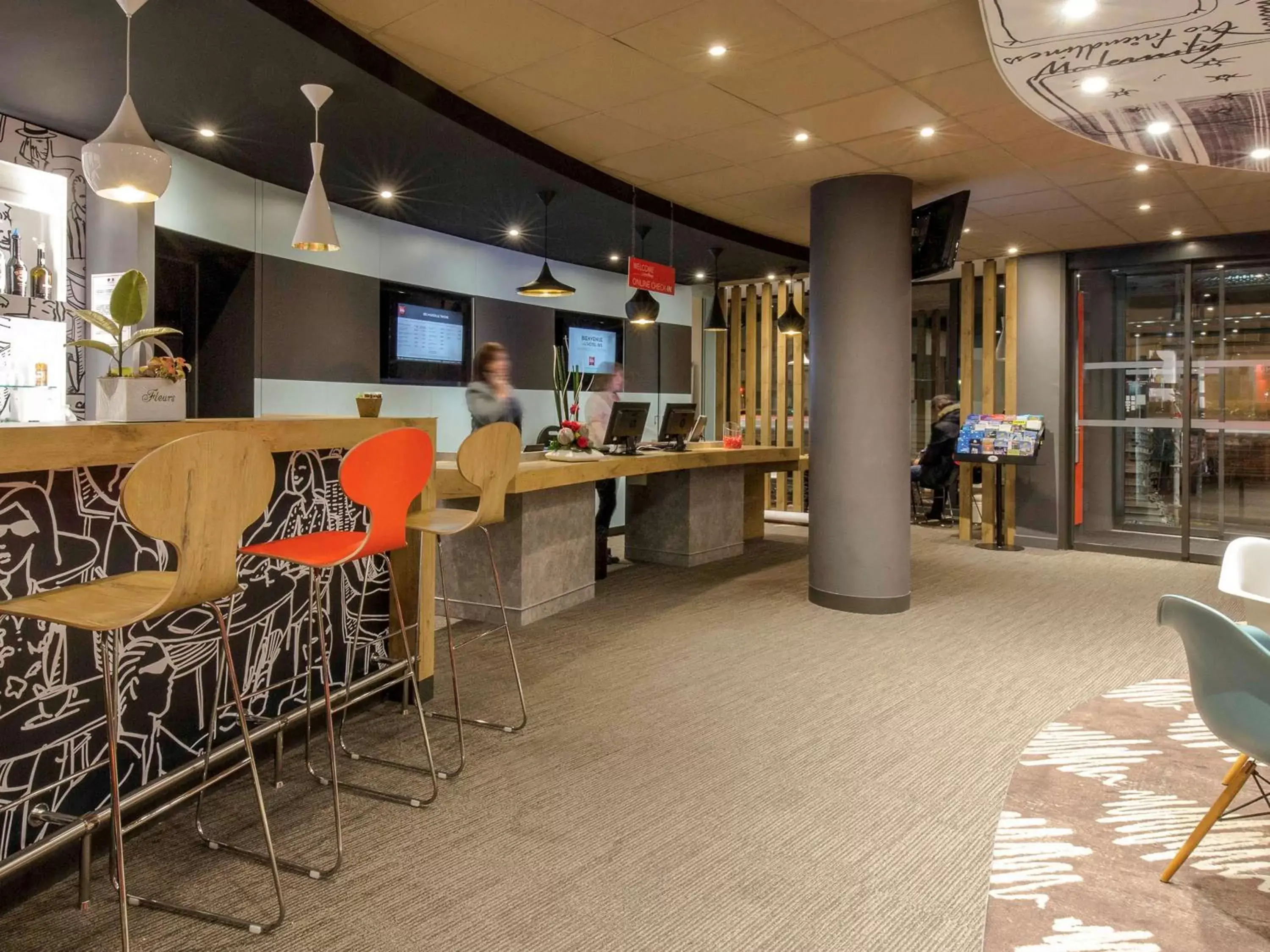 Property building, Lobby/Reception in ibis Marseille Timone