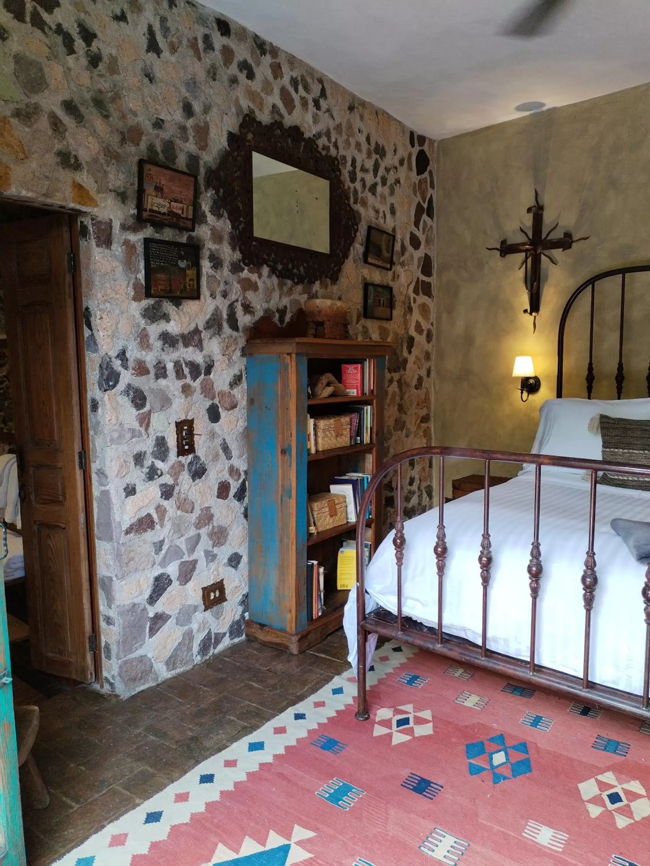 Text overlay, Bed in Hacienda Las Amantes