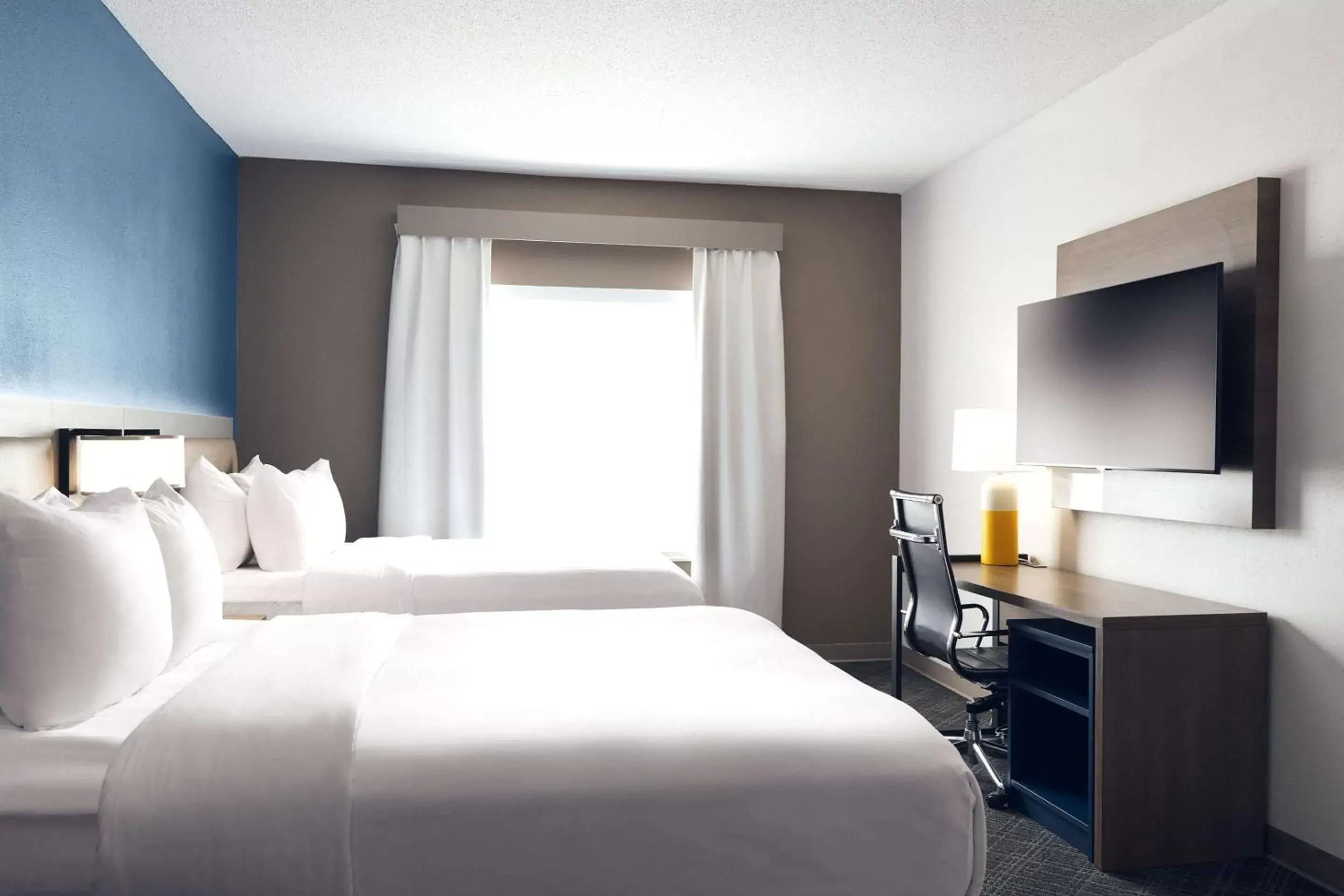Bedroom, Bed in Comfort Suites Milwaukee Airport