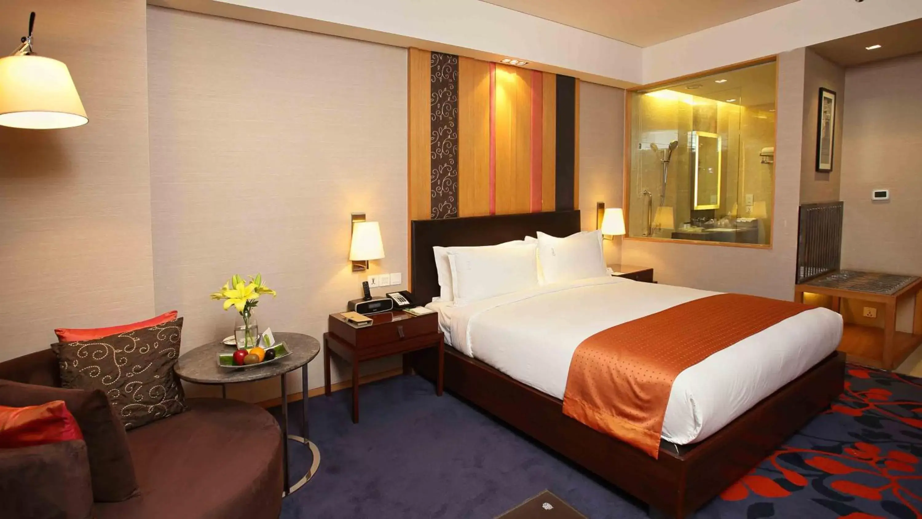 Photo of the whole room, Bed in Holiday Inn New Delhi Mayur Vihar Noida, an IHG Hotel