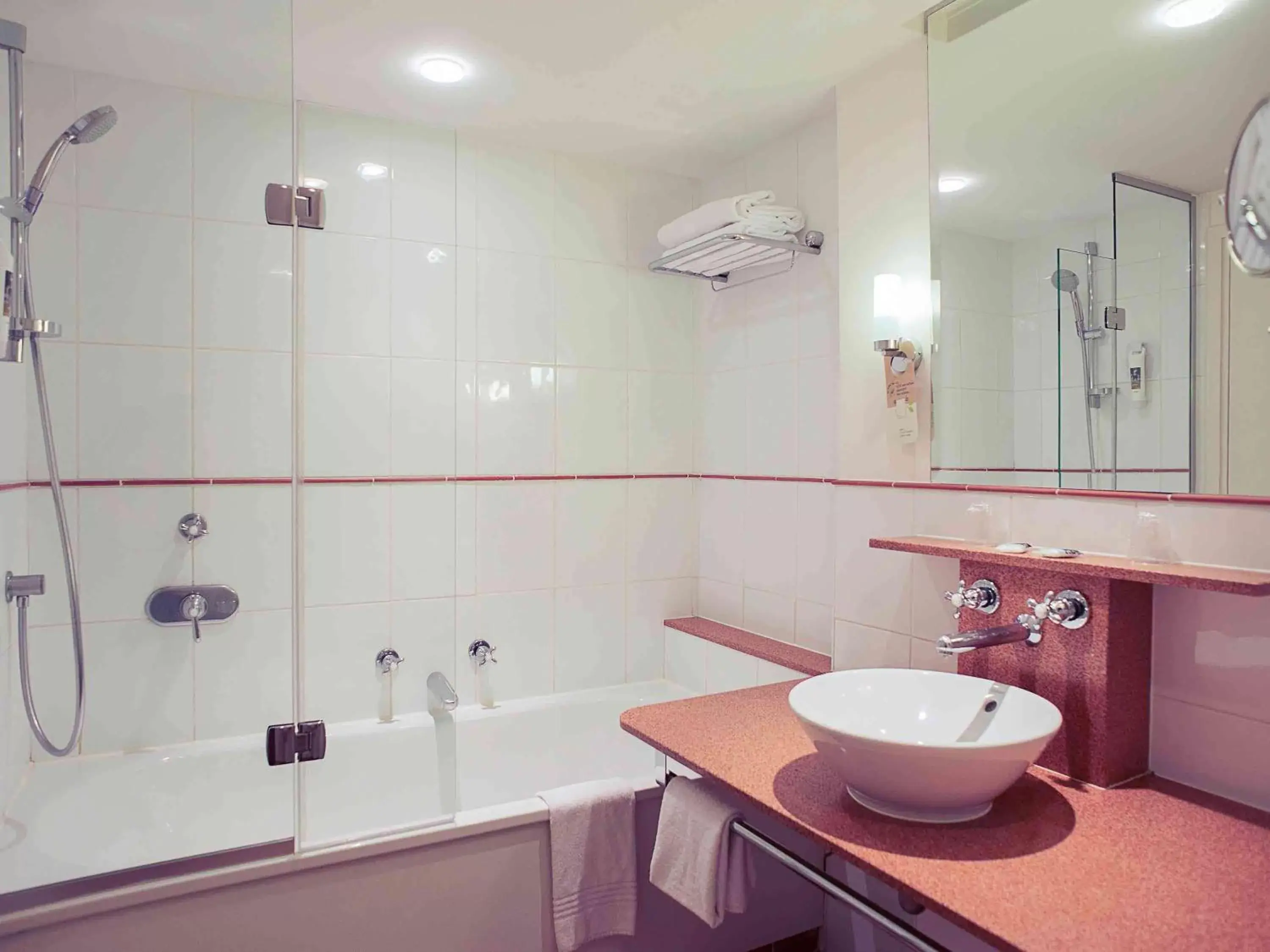 Photo of the whole room, Bathroom in Mercure Lille Marcq en Baroeul
