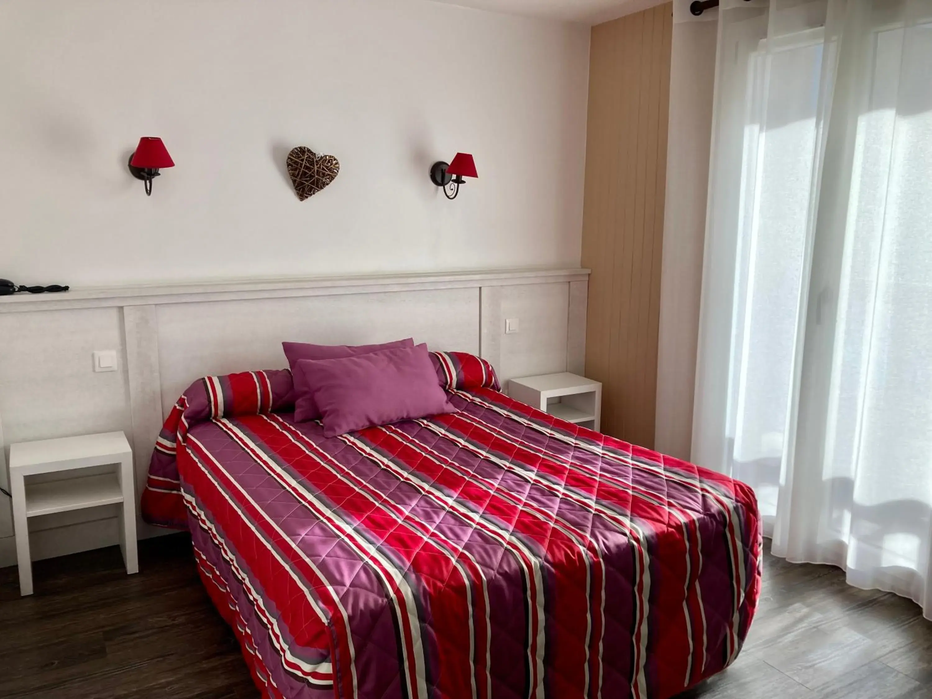 Photo of the whole room, Bed in Le Catinat Fleuri