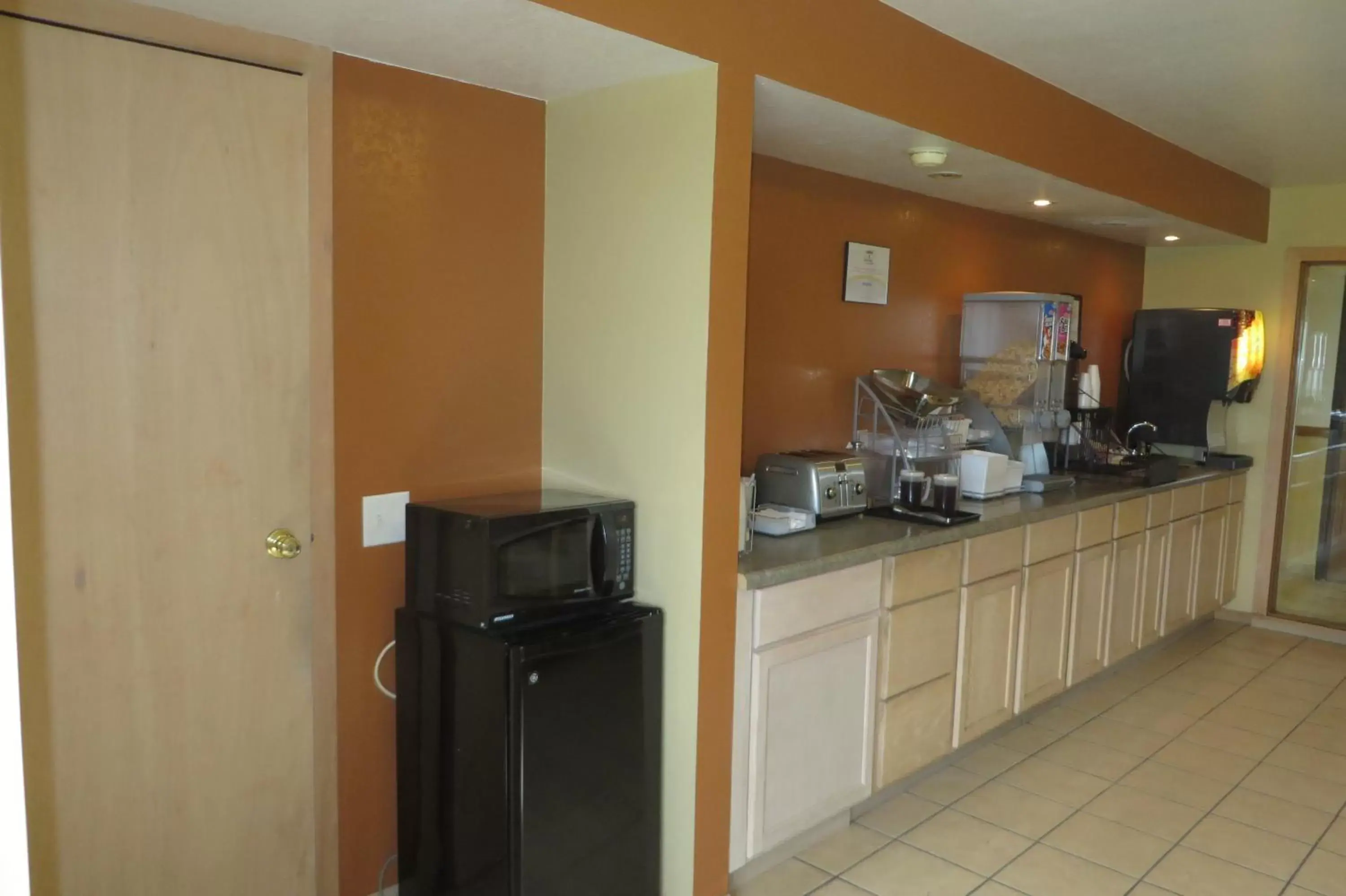 Coffee/tea facilities, Kitchen/Kitchenette in Super 8 by Wyndham Grinnell IA