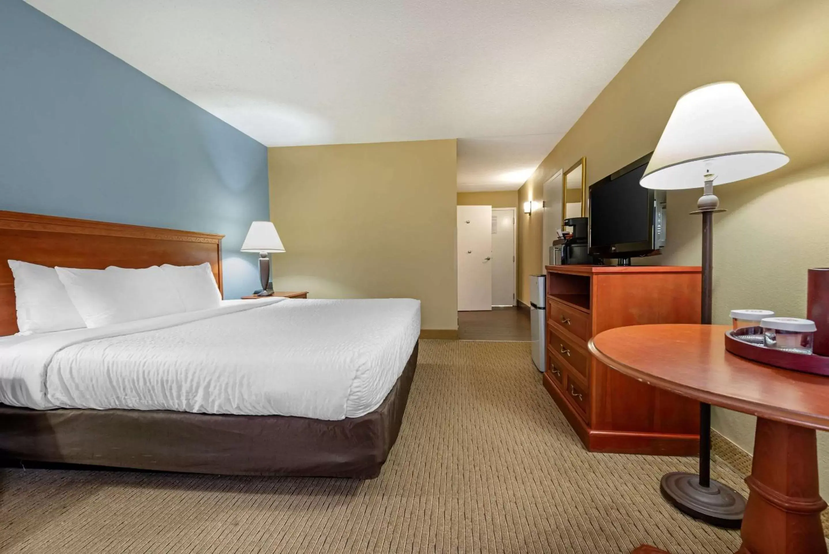 Photo of the whole room, Bed in Clarion Hotel Lexington