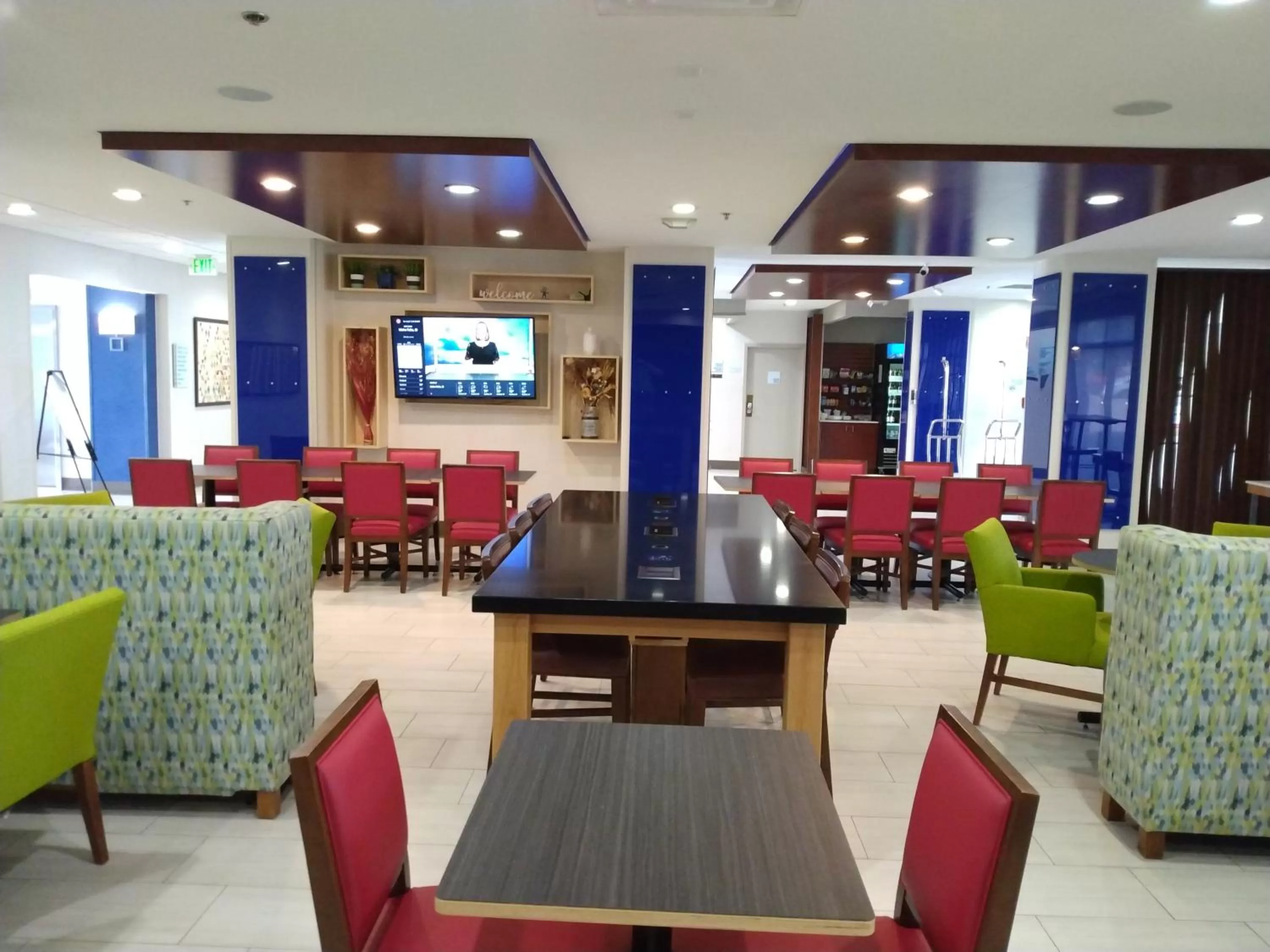 Communal lounge/ TV room in Holiday Inn Express Hotel & Suites Albuquerque Midtown by IHG
