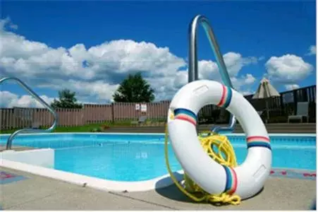 Swimming pool, Water Park in Days Inn by Wyndham Renfrew Conference Centre