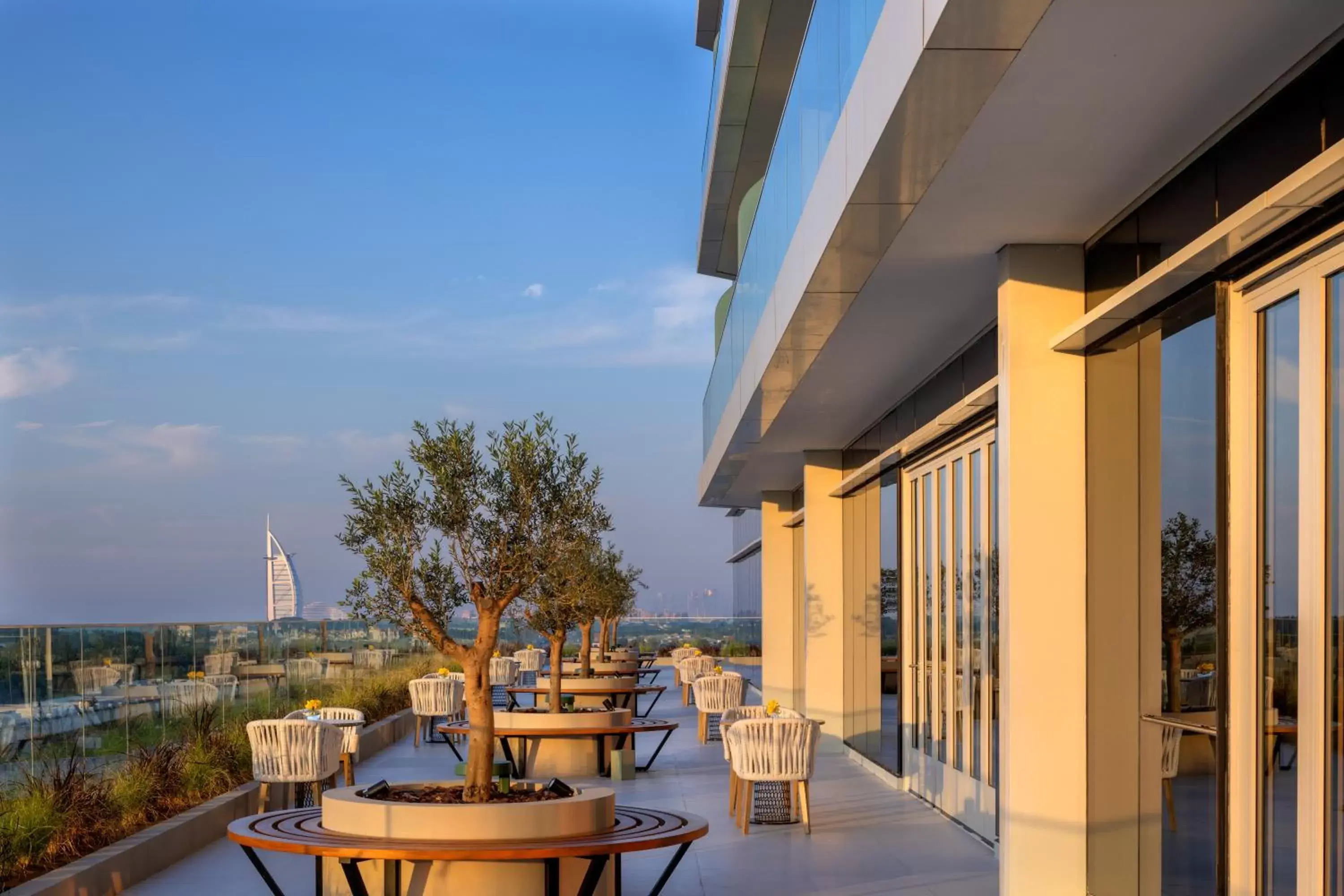 Restaurant/places to eat, Balcony/Terrace in Avani Plus Palm View Dubai Hotel & Suites
