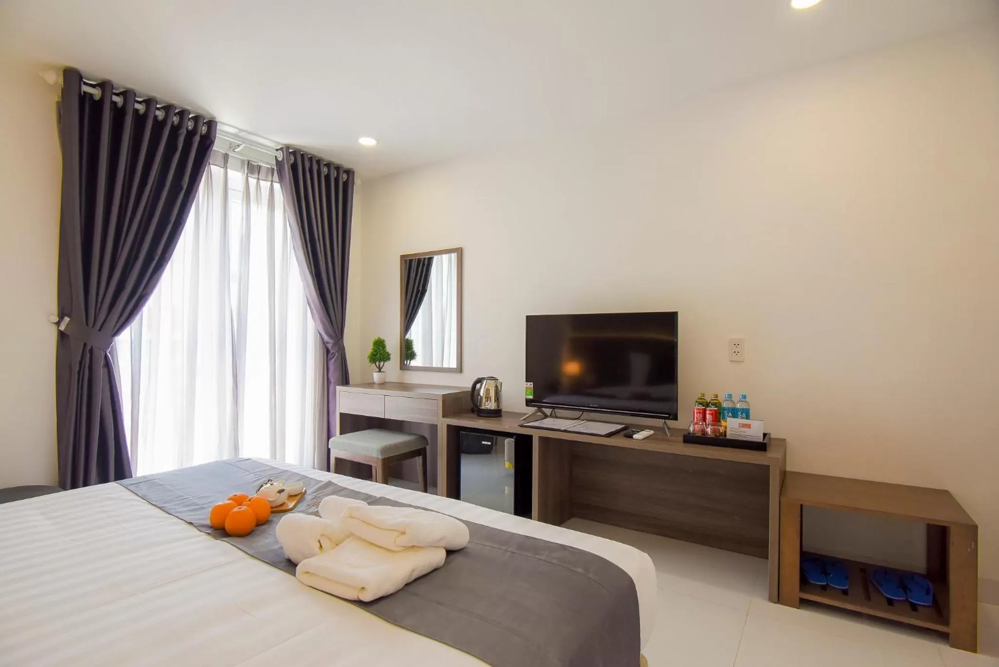 Communal lounge/ TV room, Bed in Hera Hotel Airport