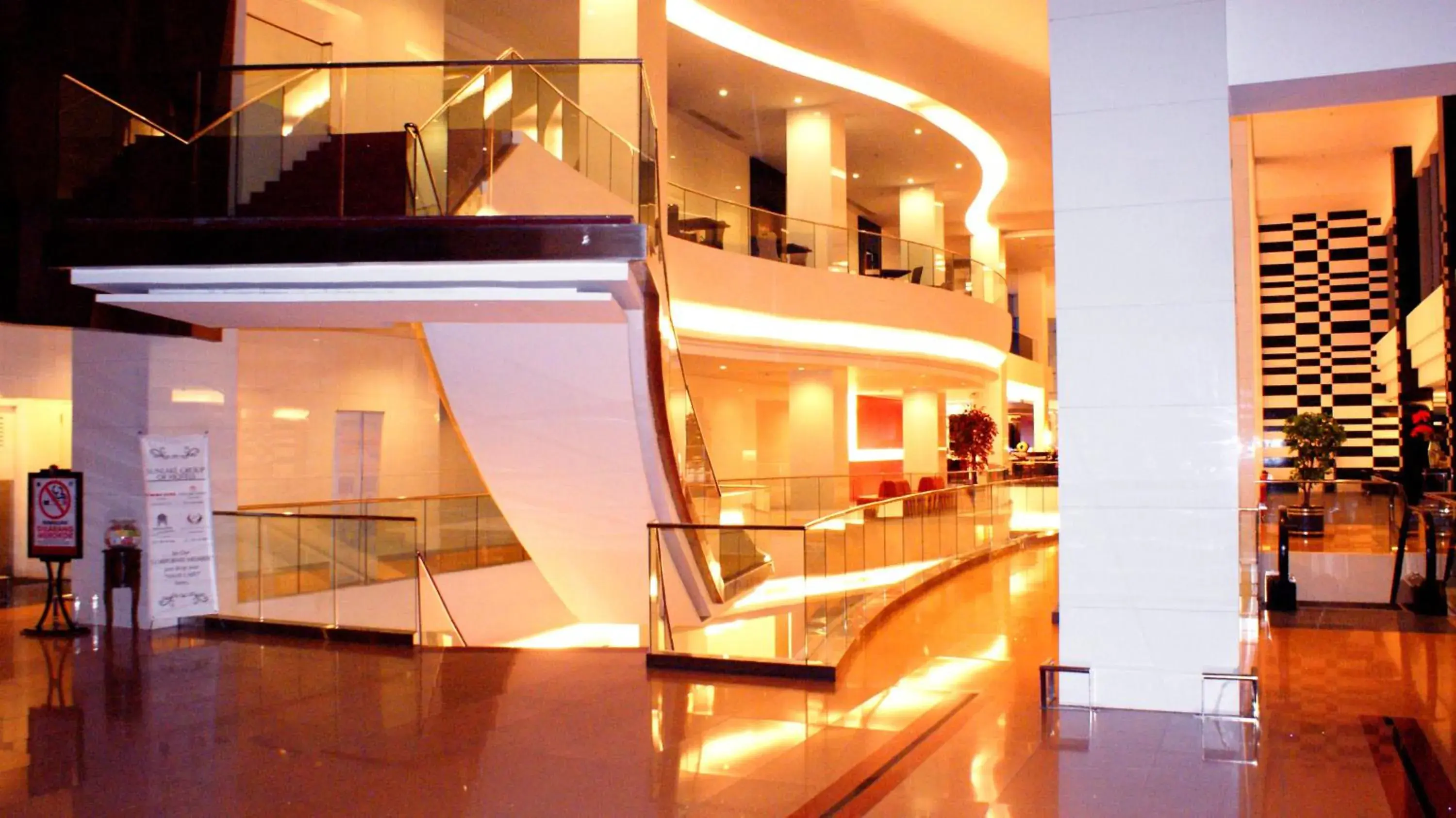 Restaurant/places to eat in Merlynn Park Hotel Restaurant/places to eat in Merlynn Park Hotel