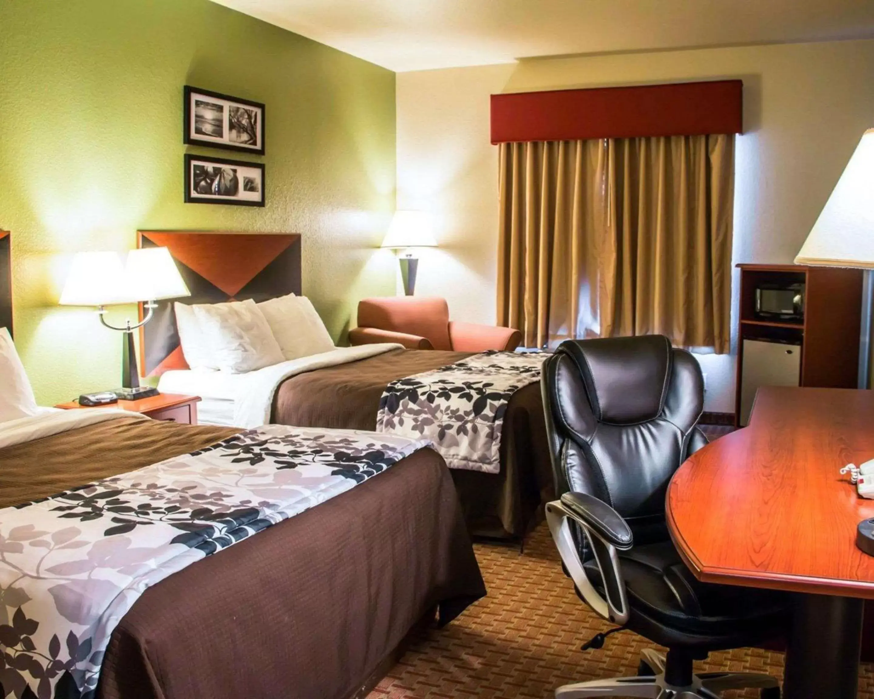 Photo of the whole room, Bed in Sleep Inn and Suites at Six Flags