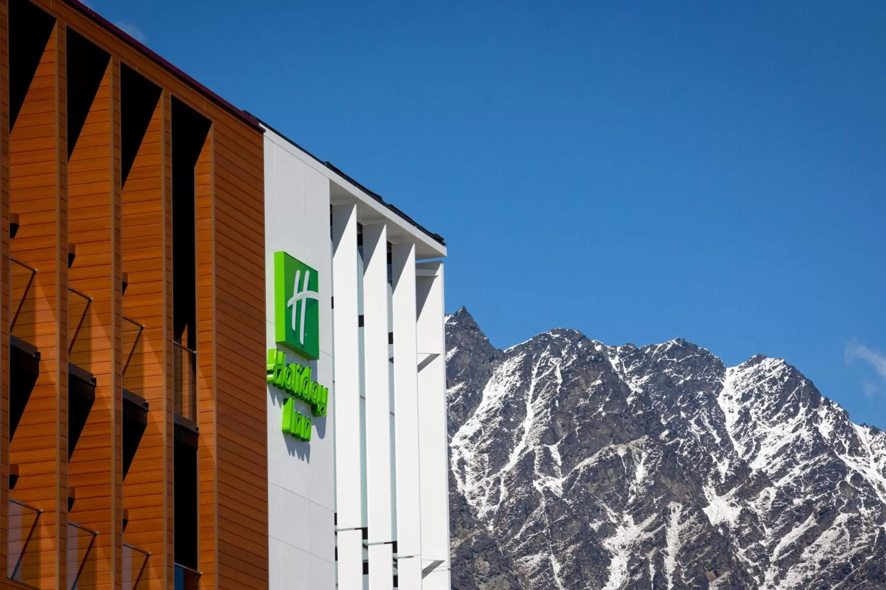 Facade/entrance, Property Building in Holiday Inn Queenstown Remarkables Park