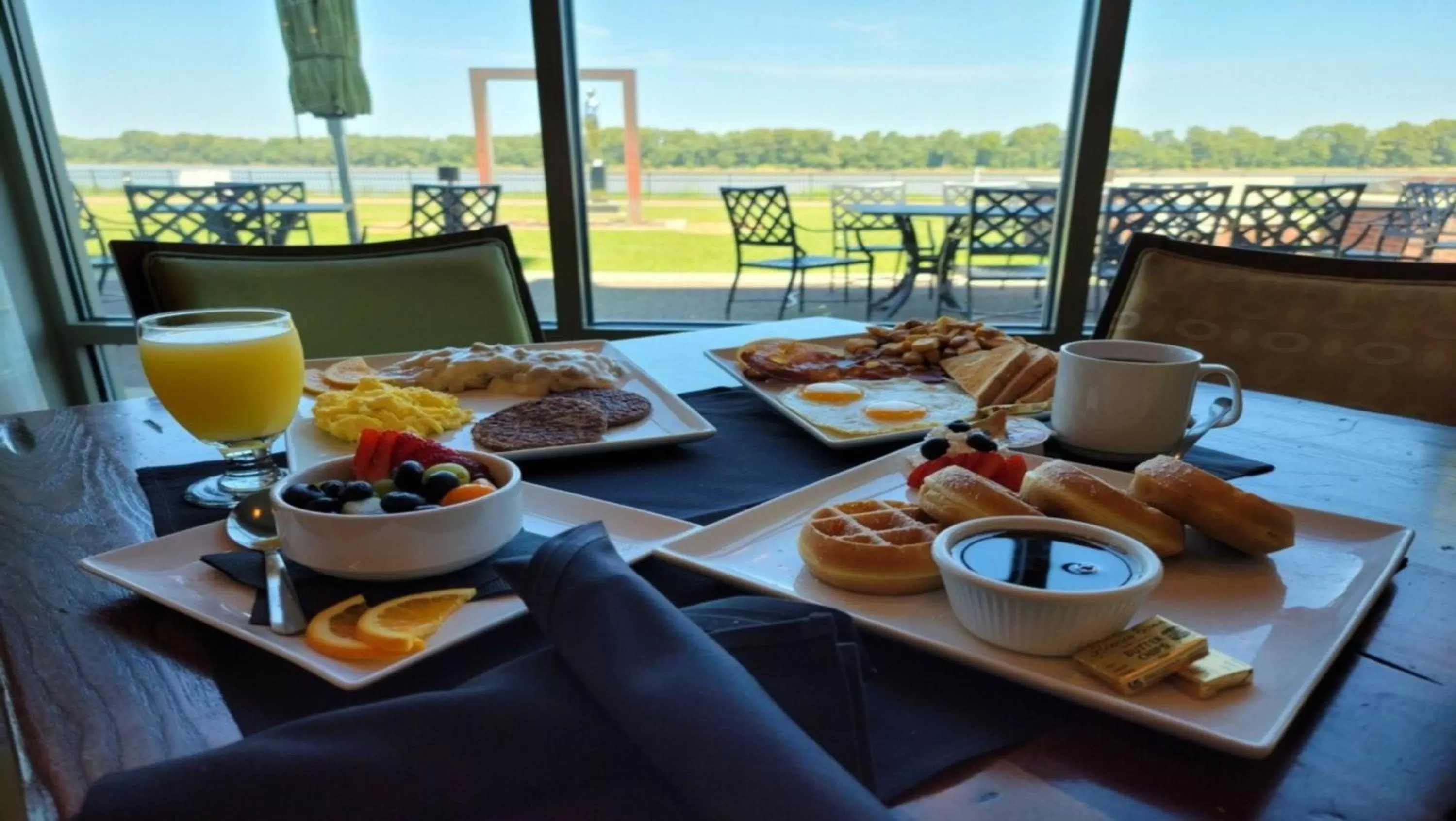 Breakfast in Holiday Inn Owensboro Riverfront by IHG