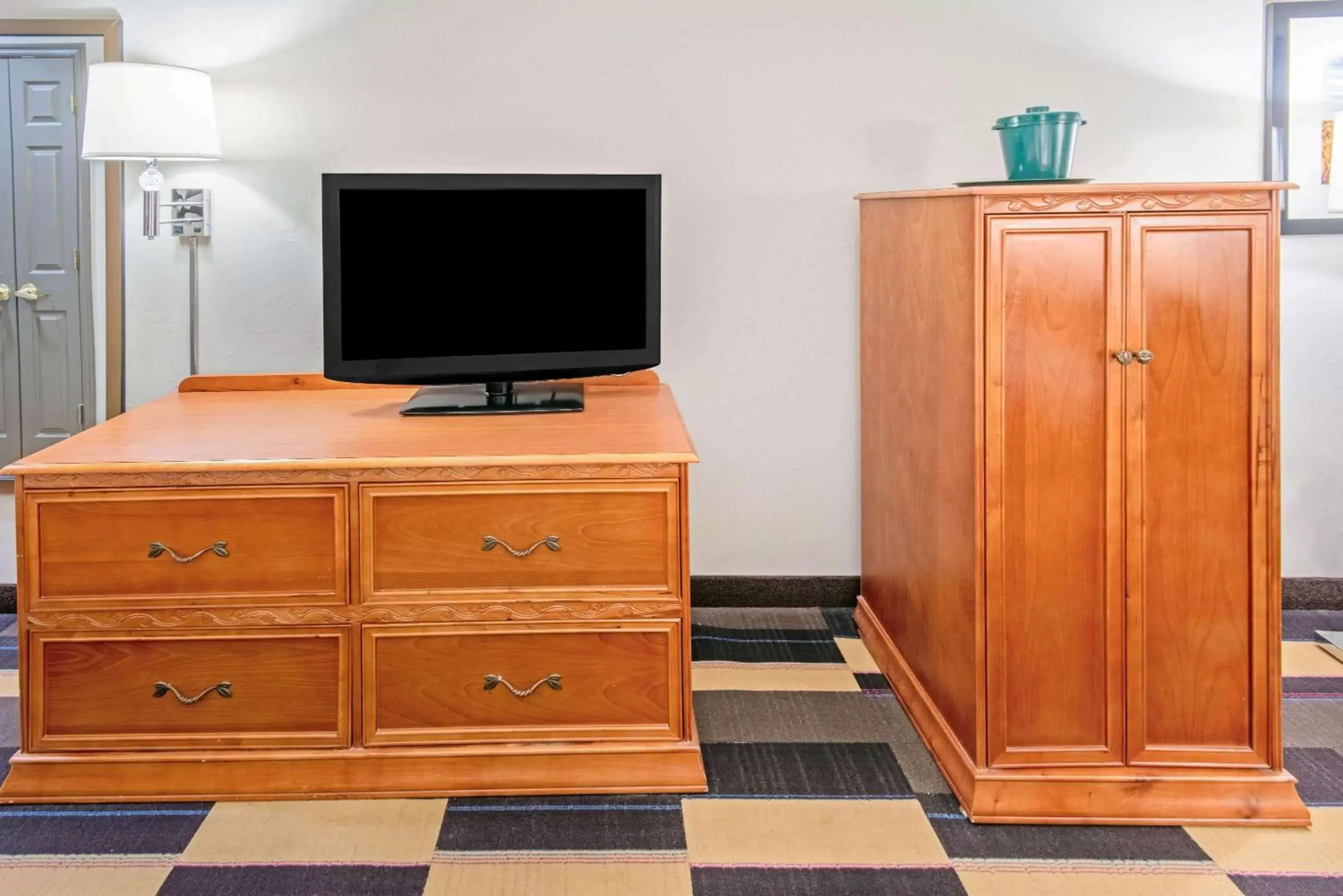 Photo of the whole room, TV/Entertainment Center in La Quinta by Wyndham Oklahoma City - Moore