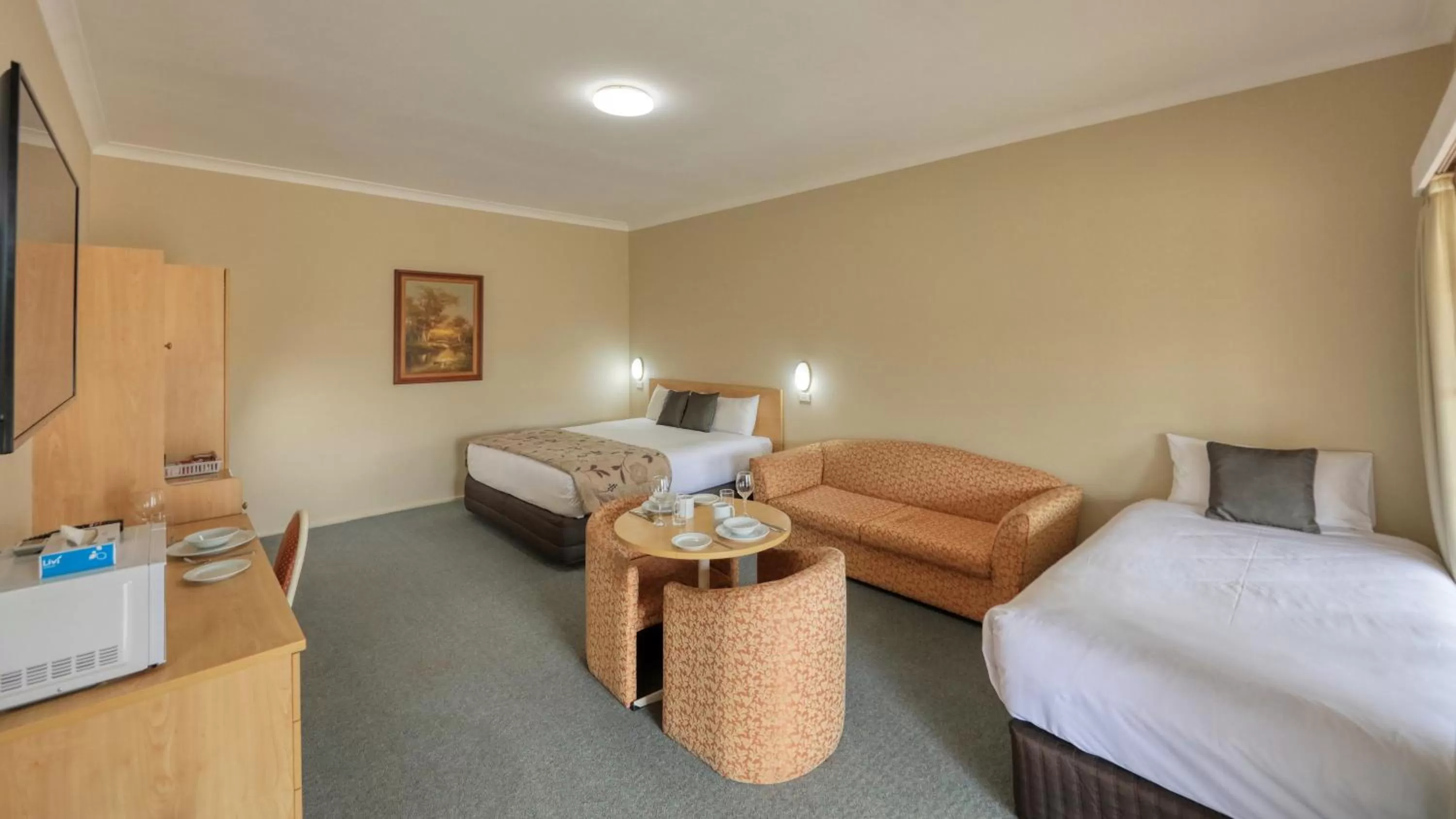 Dining area, Bed in Country Gardens Motor Inn