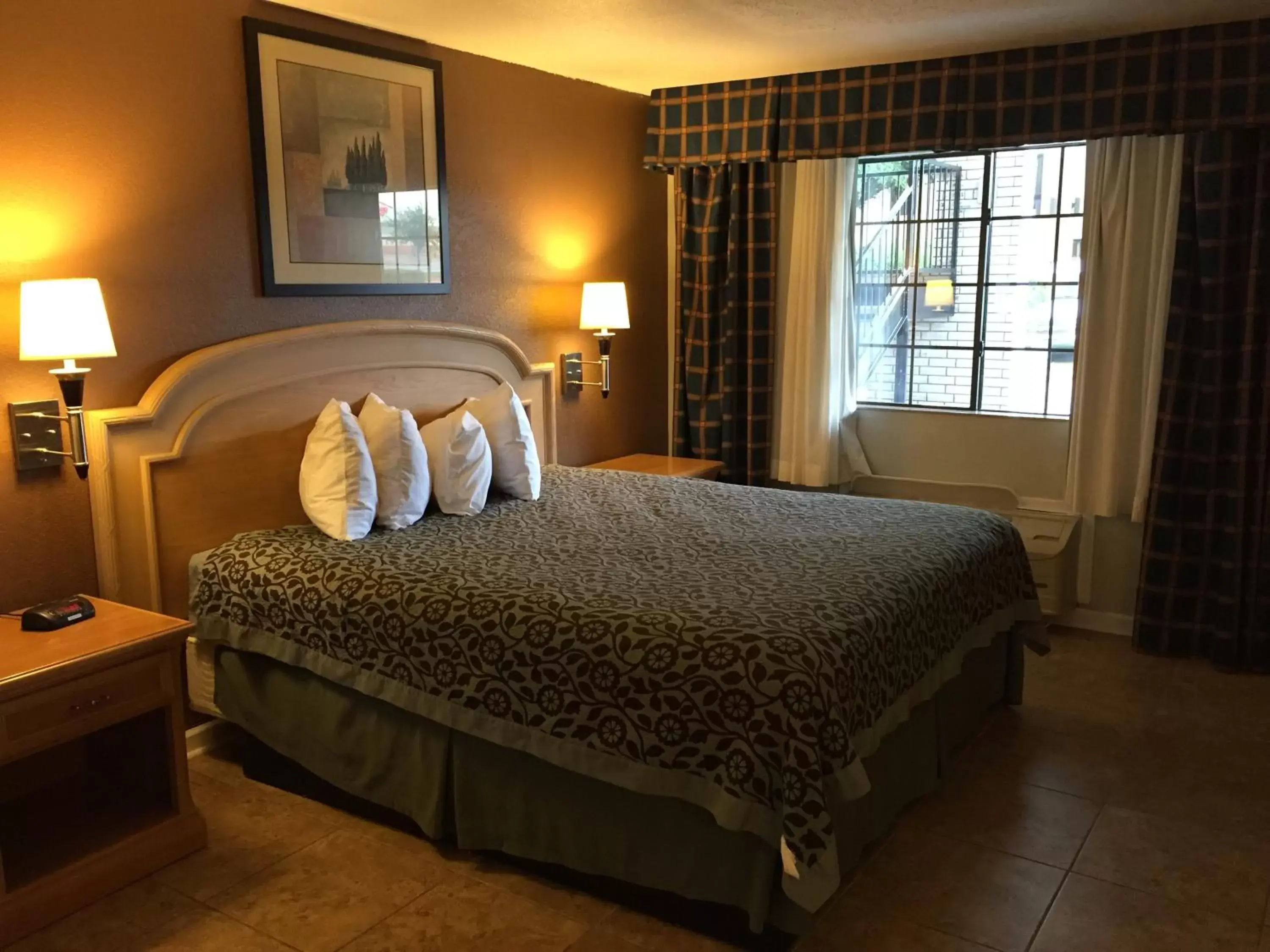 King Room with Roll-In Shower - Mobility Access/Non-Smoking in Days Inn by Wyndham New Braunfels