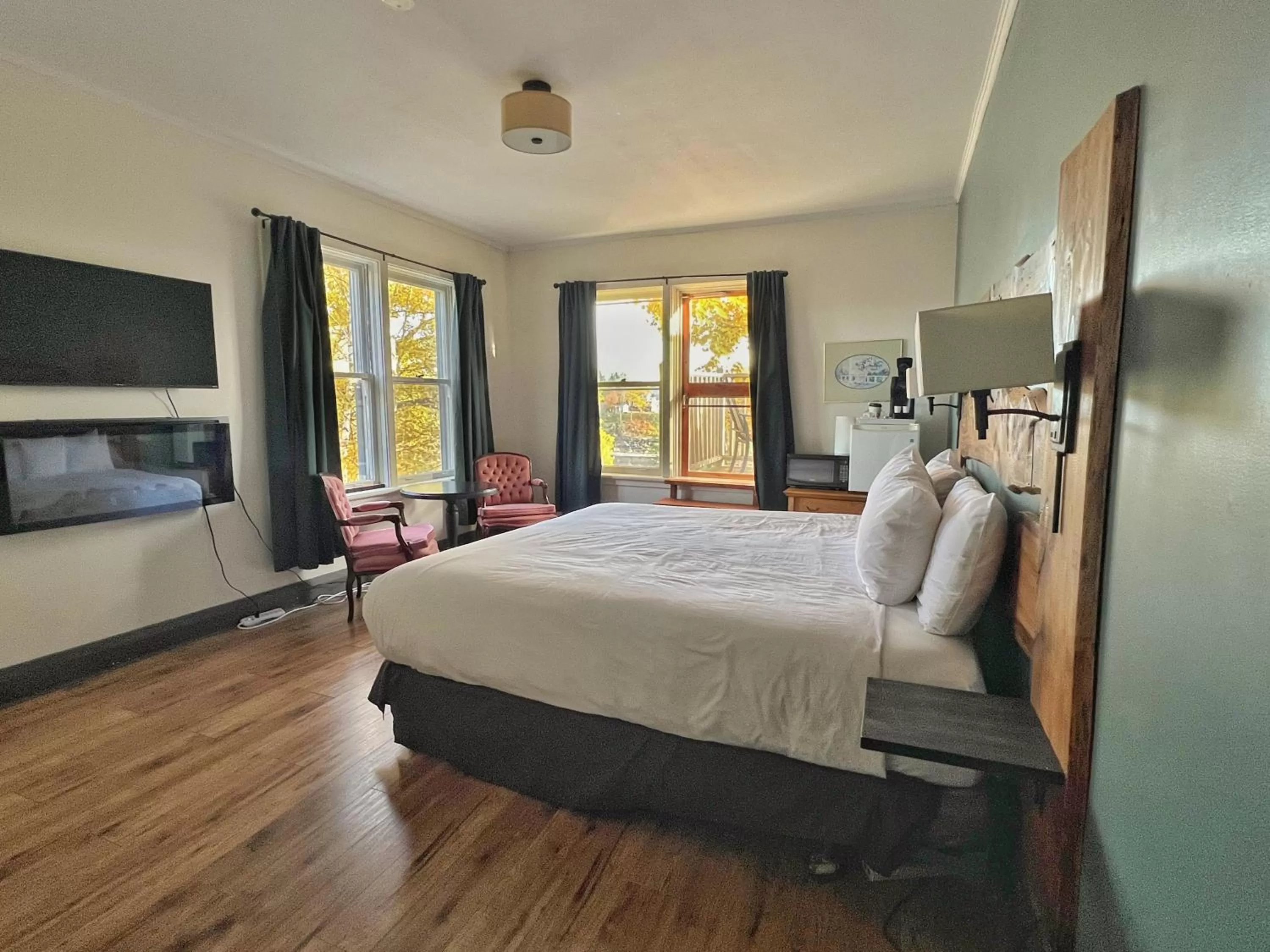 Photo of the whole room, Bed in Inn at the Falls