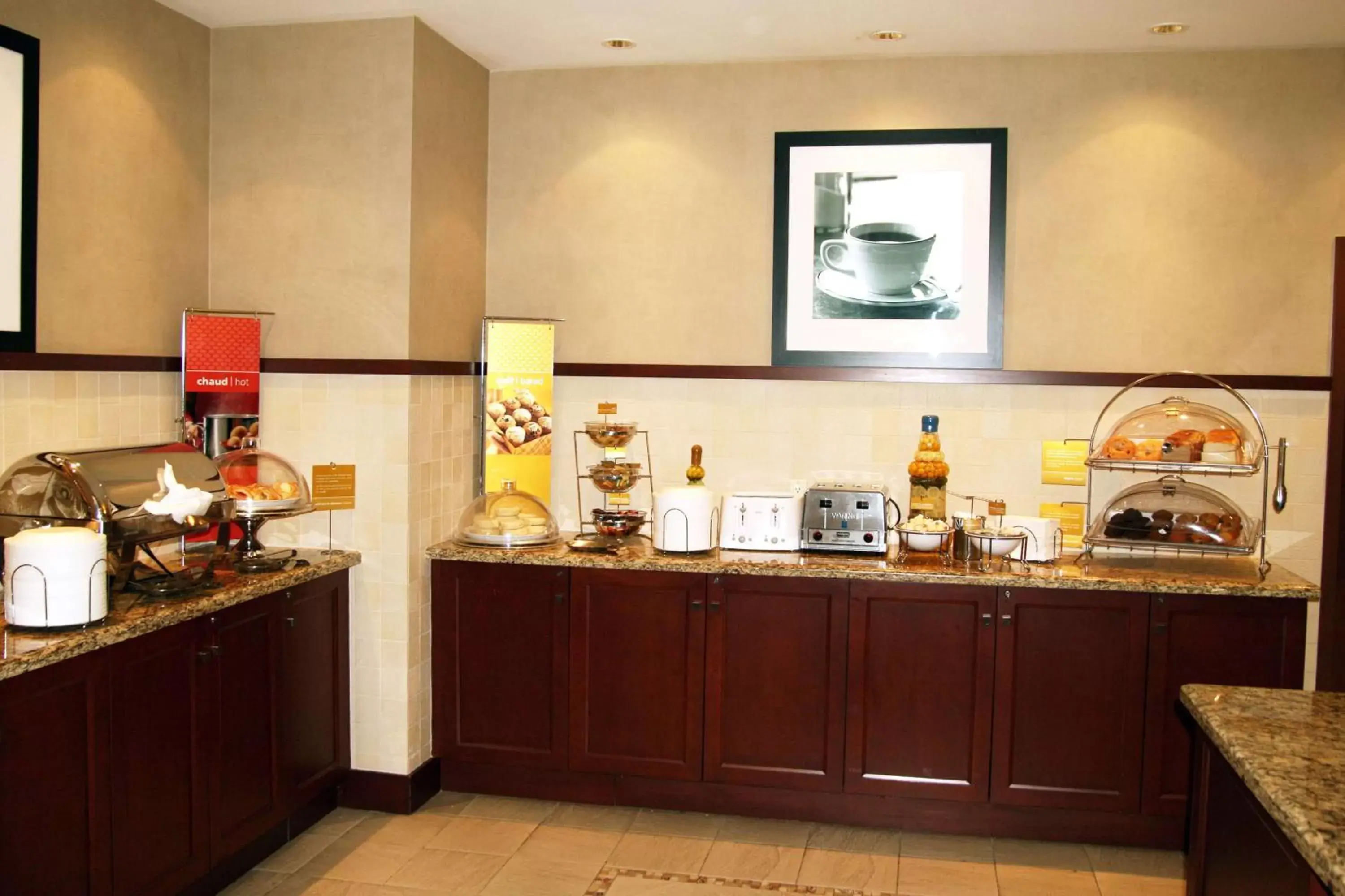 Dining area, Kitchen/Kitchenette in Hampton Inn & Suites Laval