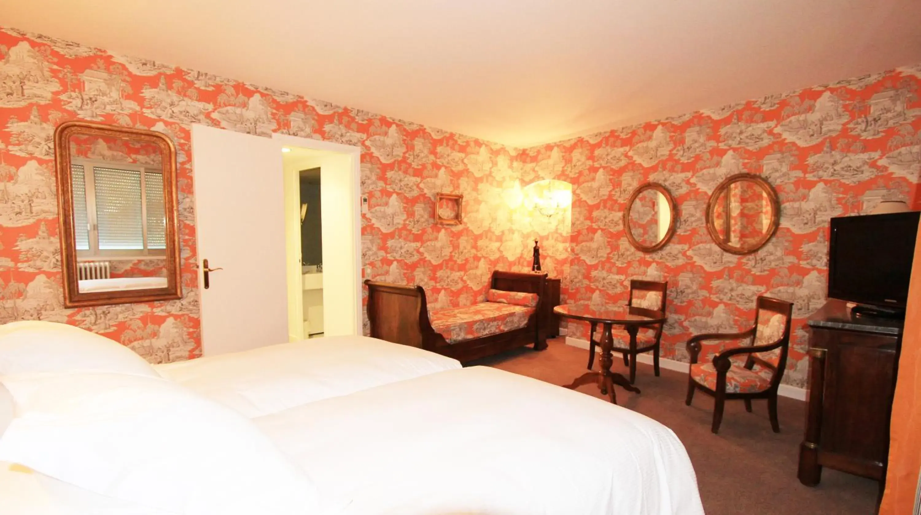 Photo of the whole room, Bed in Hostellerie Saint Antoine