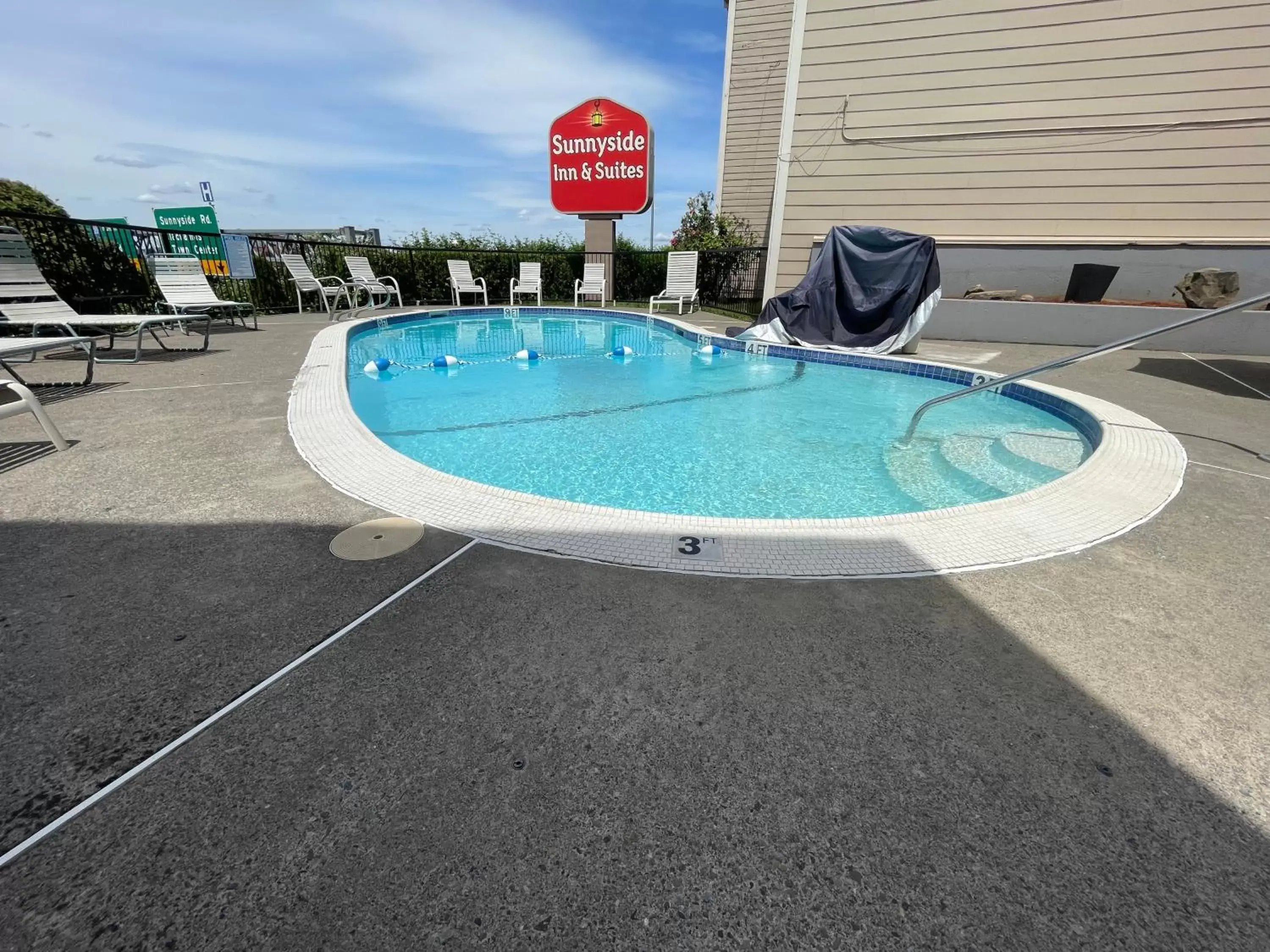 Swimming Pool in Sunnyside Inn and Suites
