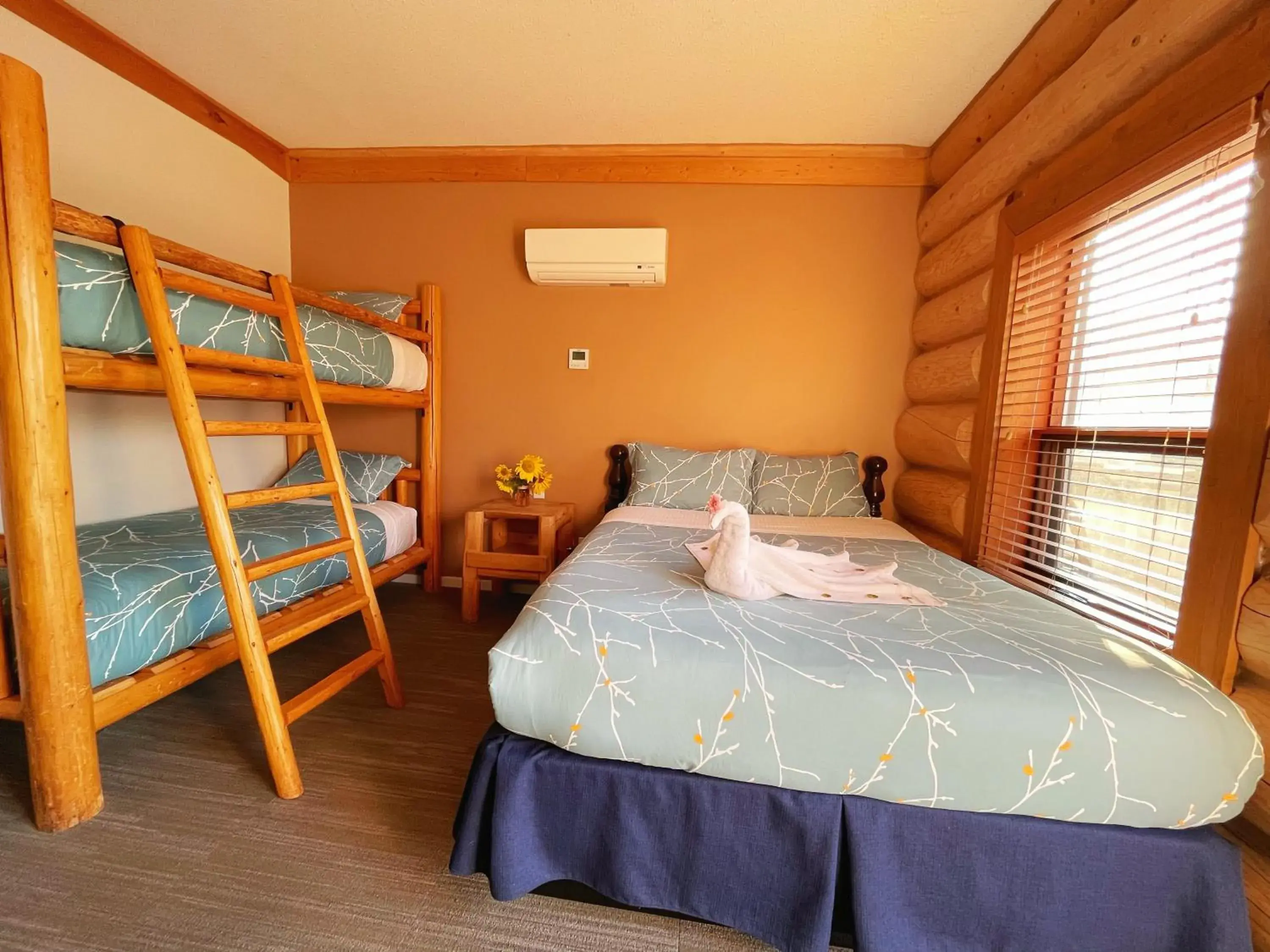 Bedroom in Bear's Claw Lodge