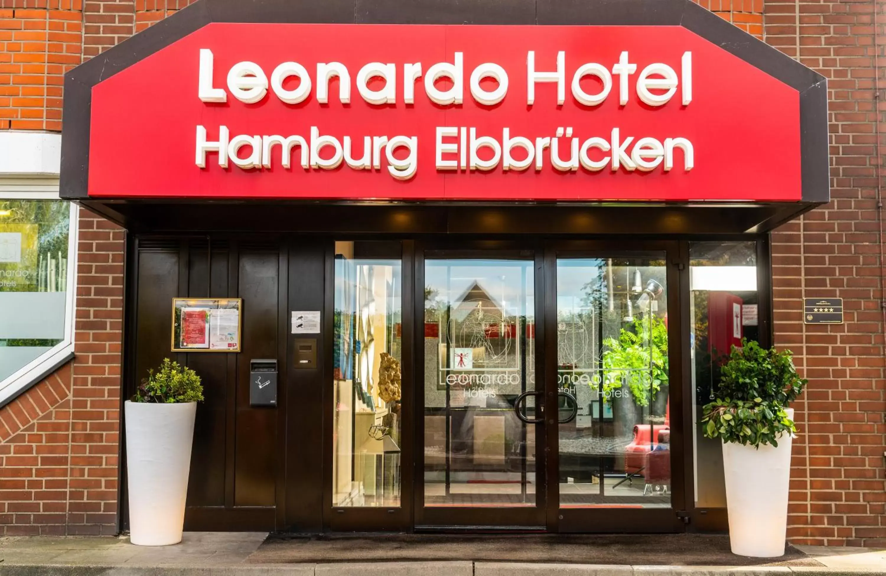 Property building in Leonardo Hotel Hamburg Elbbrücken