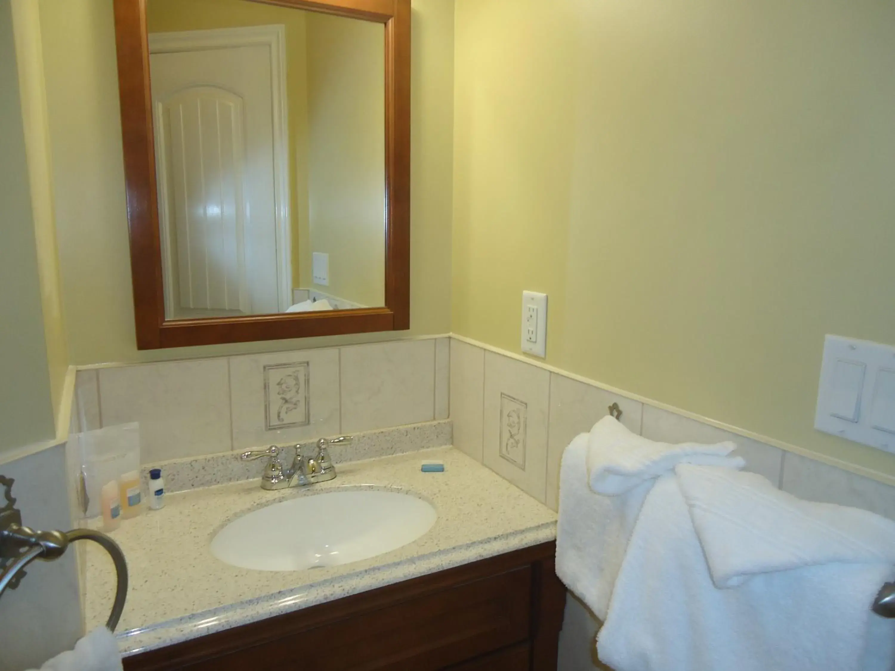 Bathroom in Bayside Inn & Waterfront Suites