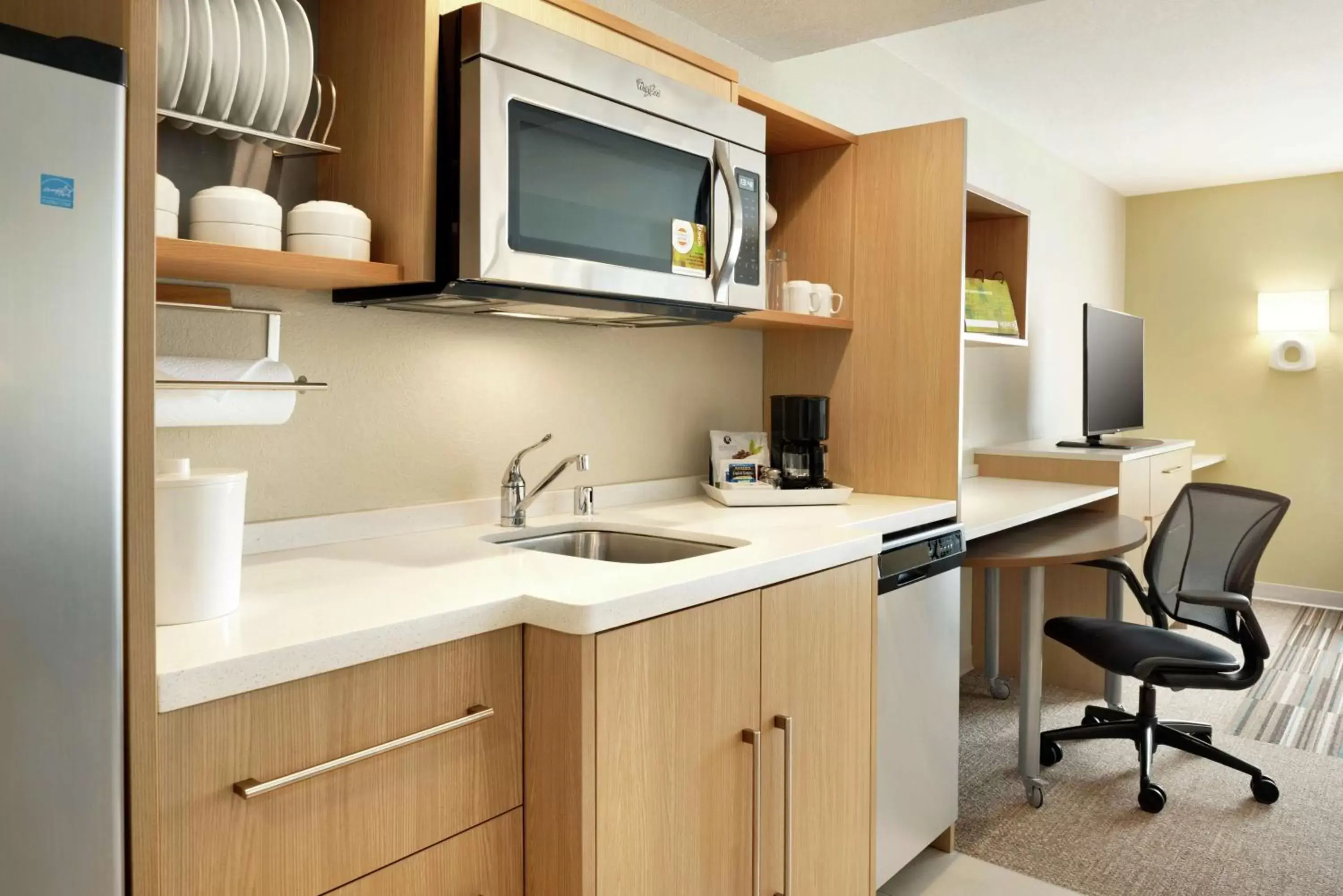 Bedroom, Kitchen/Kitchenette in Home2 Suites by Hilton Milwaukee Brookfield