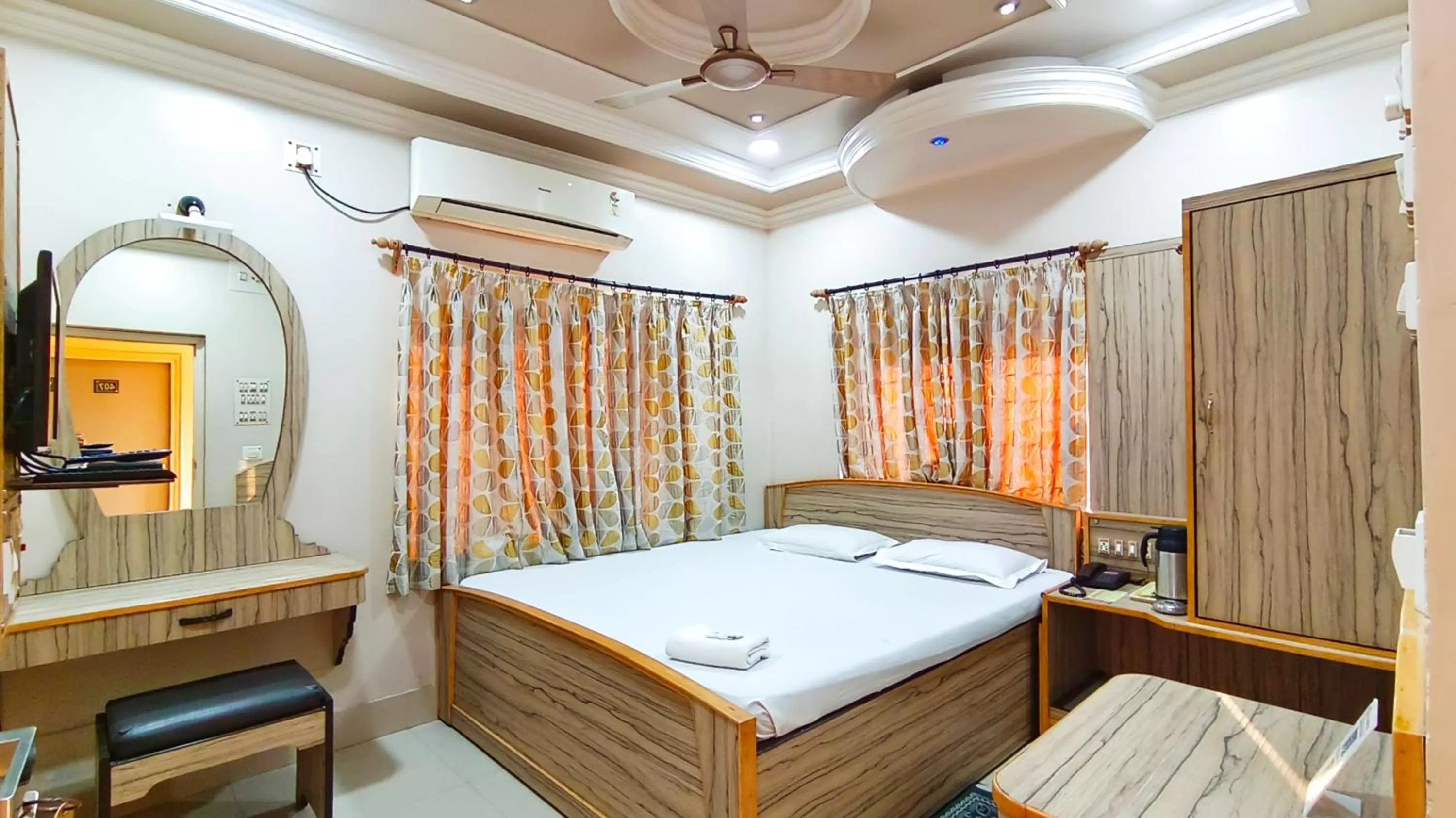Bed in Hotel Samrat