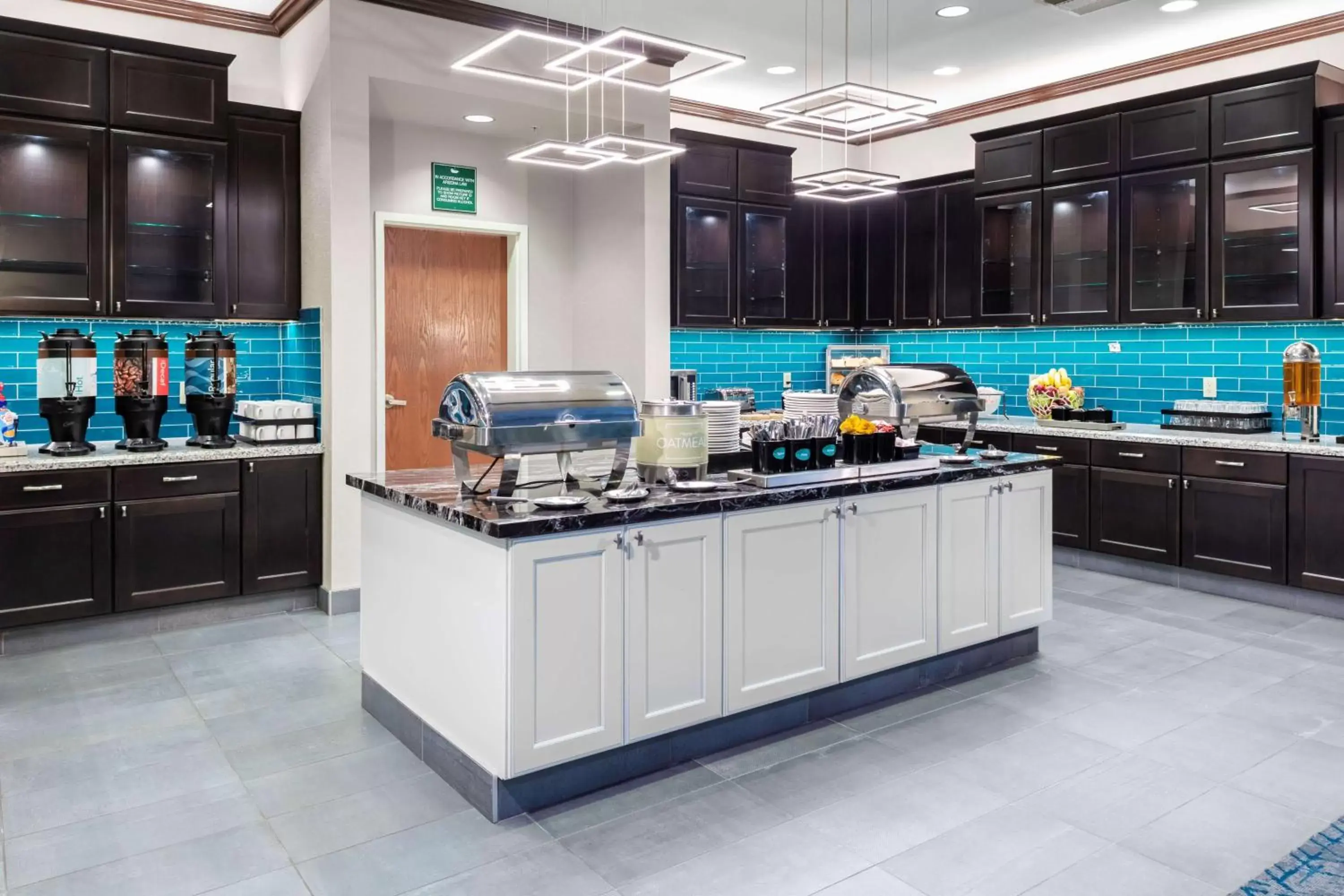 Breakfast, Kitchen/Kitchenette in Homewood Suites by Hilton Phoenix Airport South