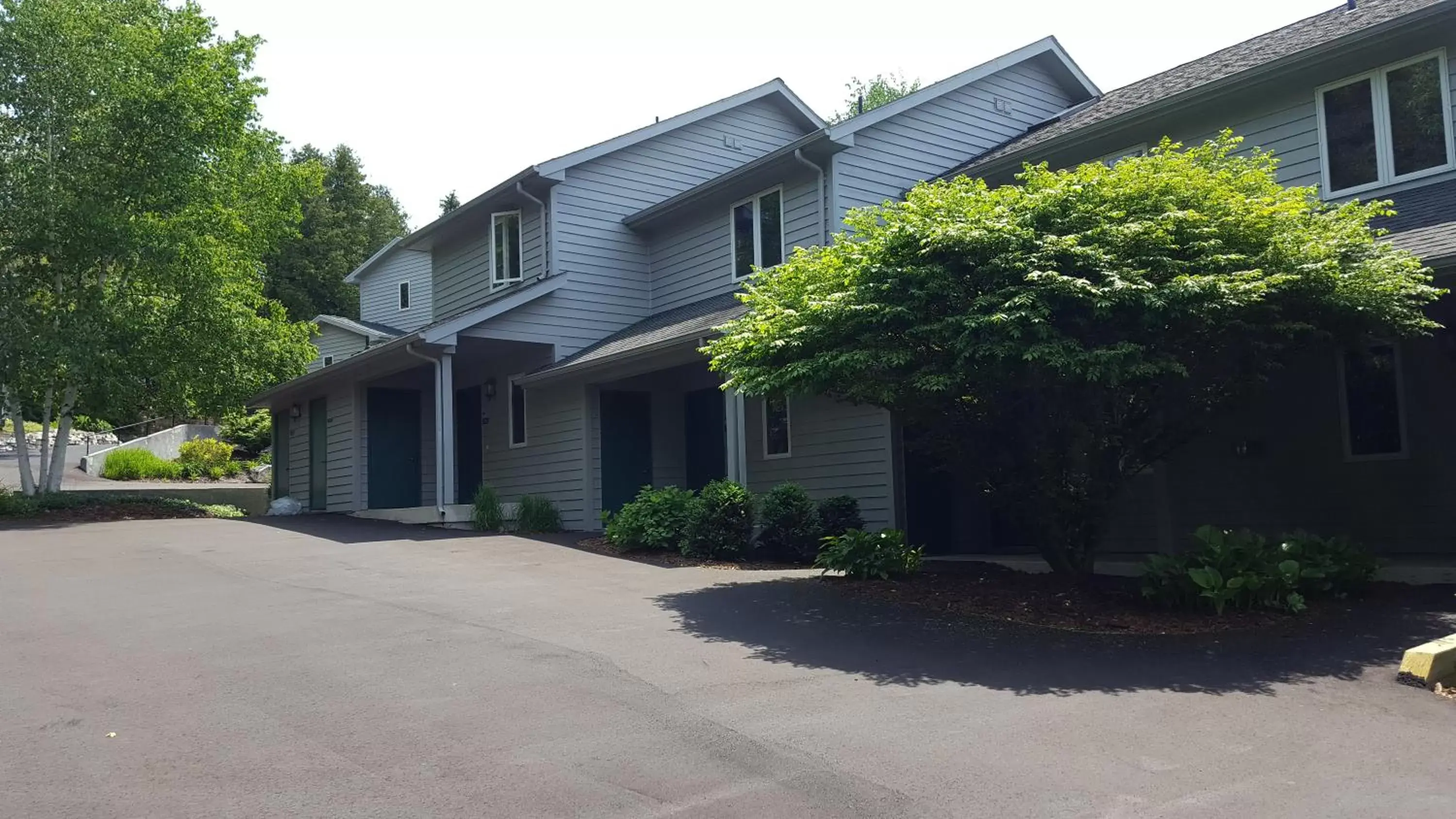 Spring, Facade/Entrance in Evergreen Hill Condominiums