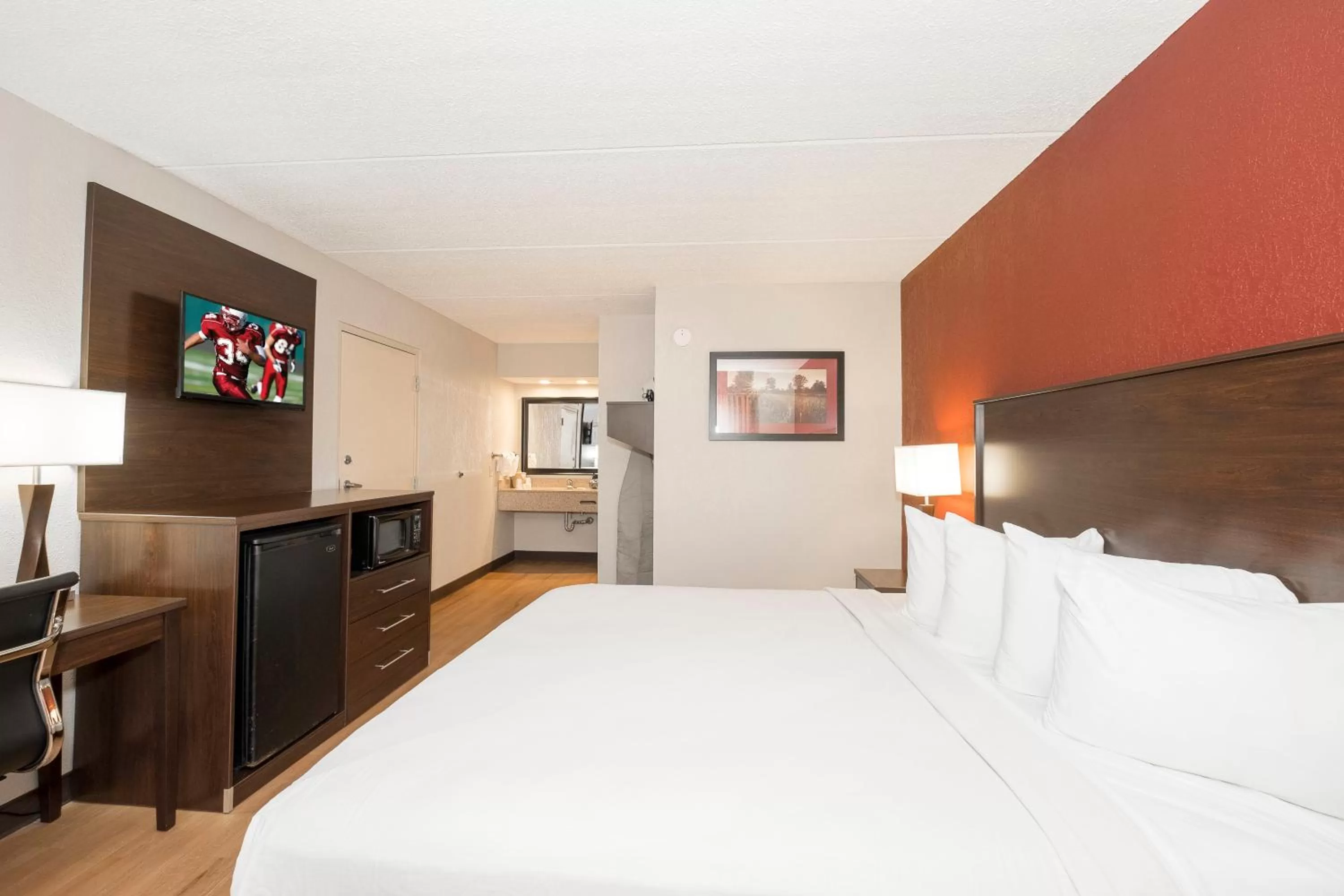 Photo of the whole room, Bed in Red Roof Inn Mobile North – Saraland