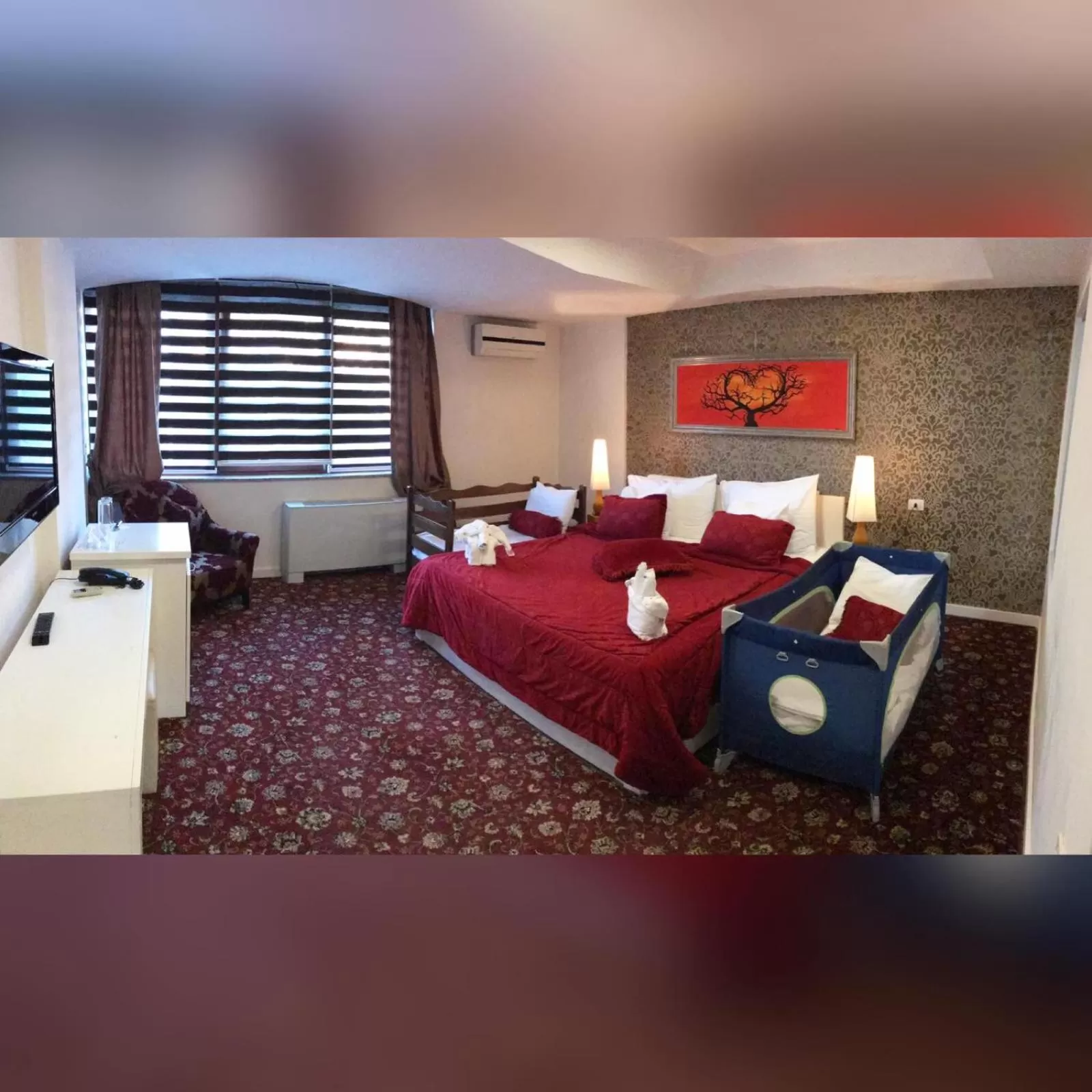 Photo of the whole room, Bed in Theranda Hotel