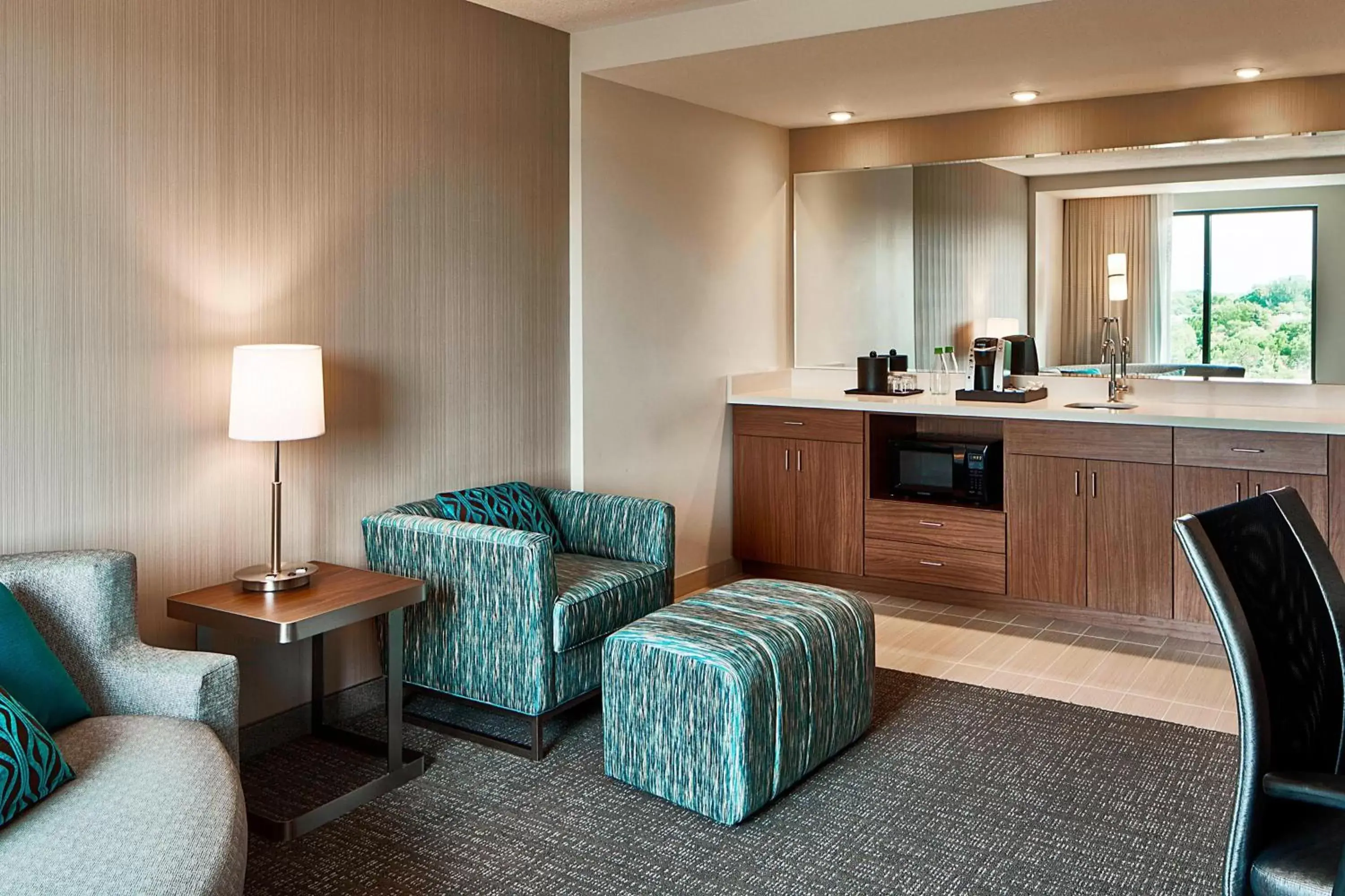 Kitchen or kitchenette, Seating Area in Courtyard by Marriott Minneapolis West