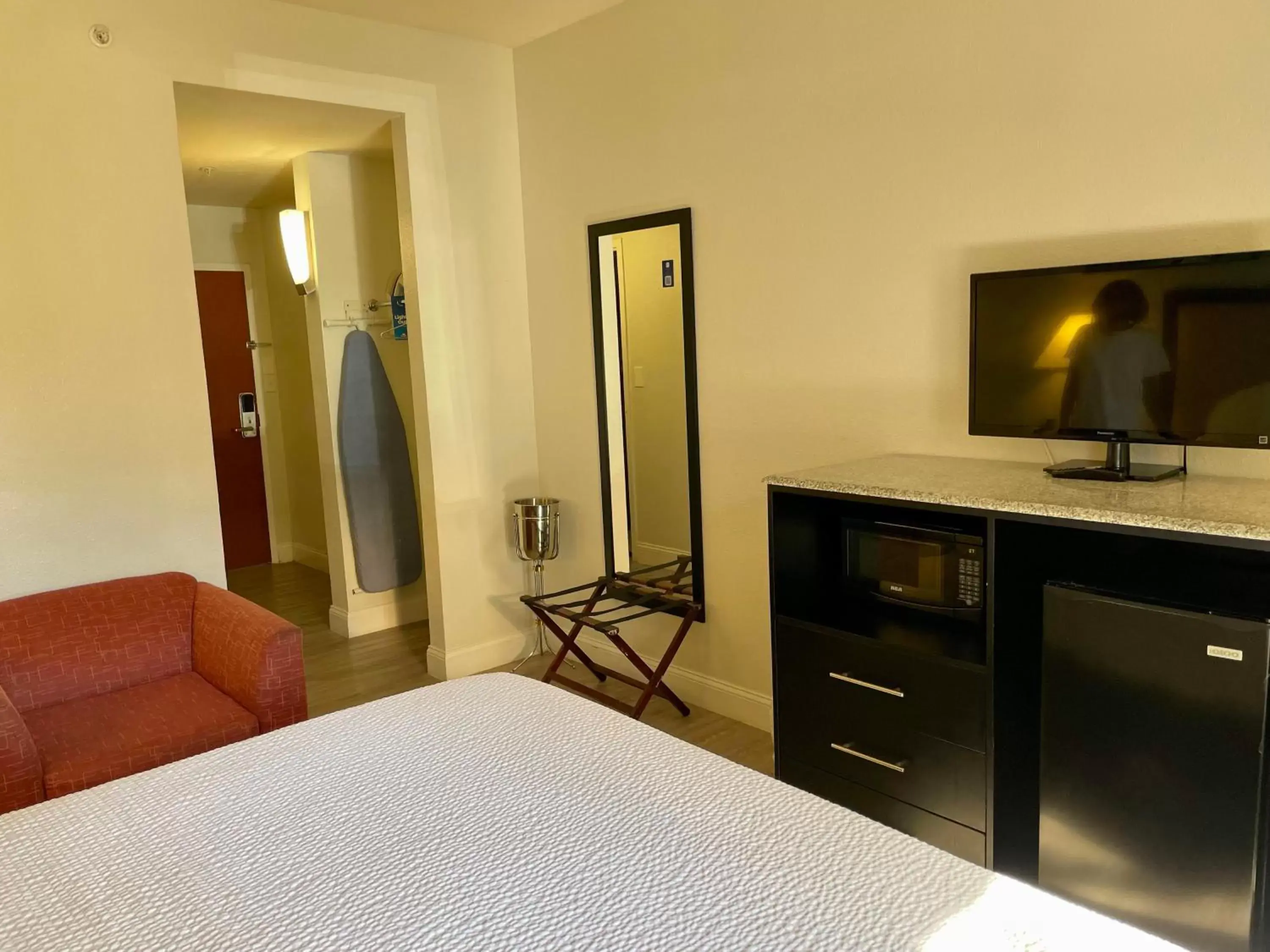 Bed, TV/Entertainment Center in Days Inn & Suites by Wyndham Lakeland