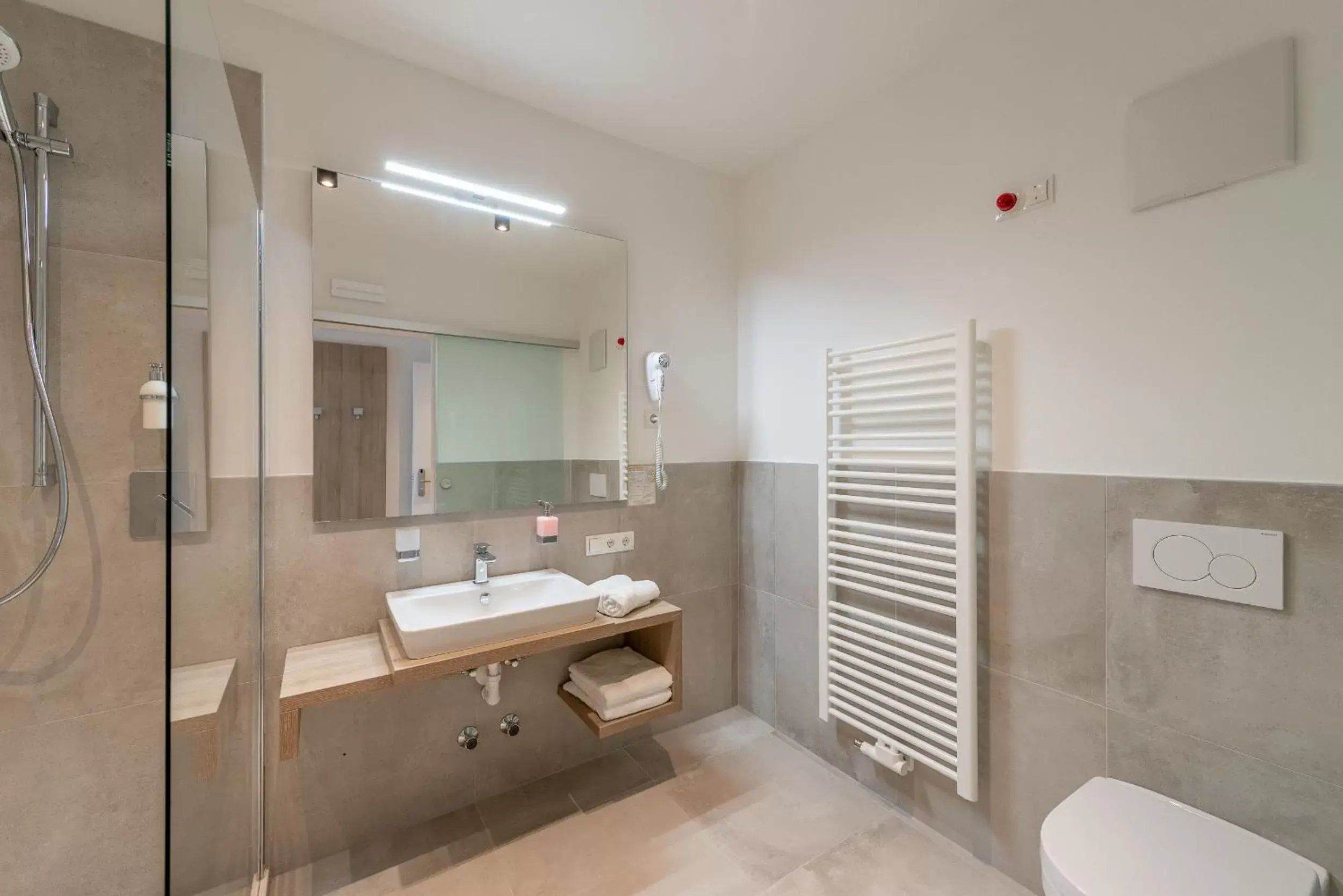 Photo of the whole room, Bathroom in Residence Garni Hotel Vineus