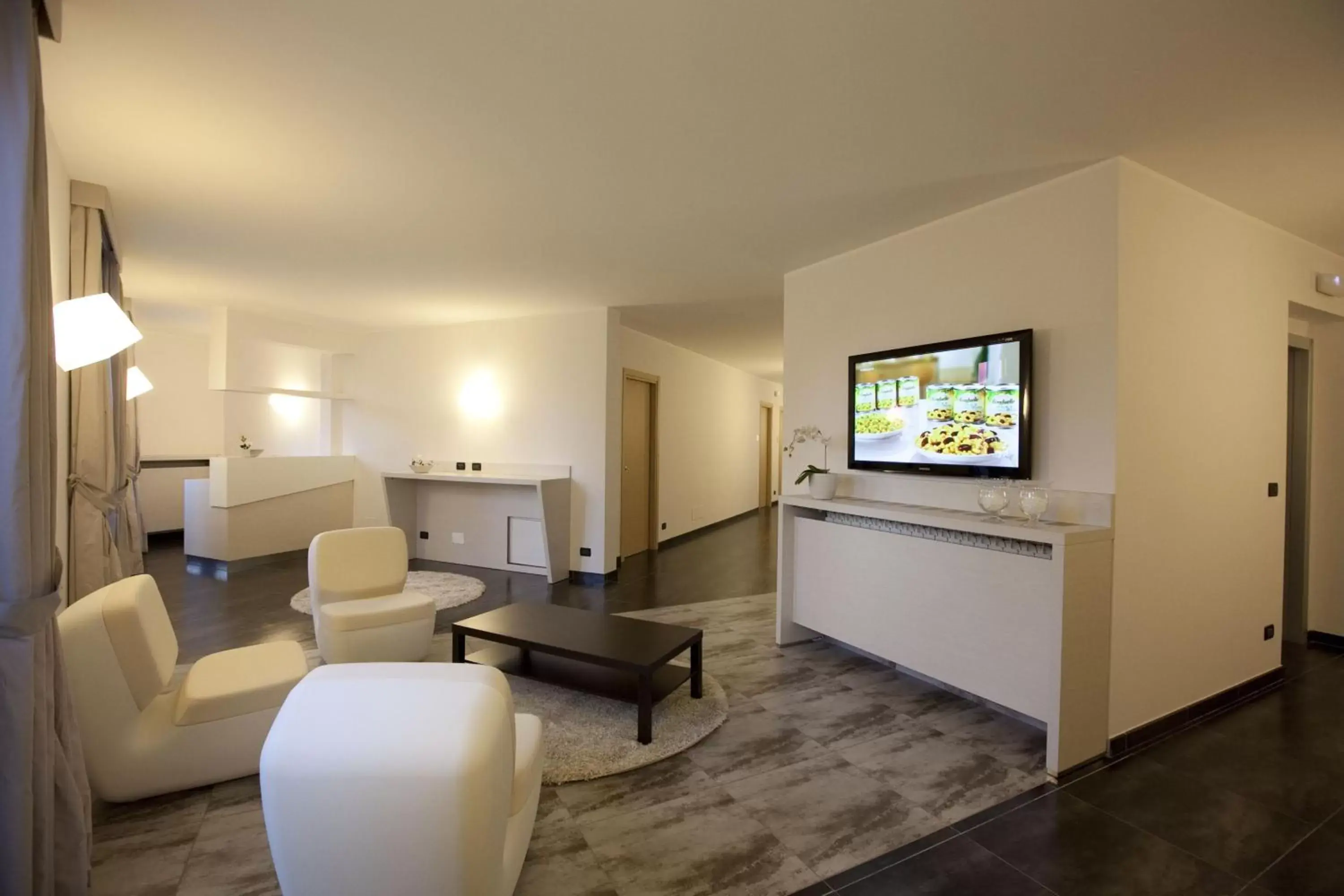 Communal lounge/ TV room, TV/Entertainment Center in Hotel La Meridiana