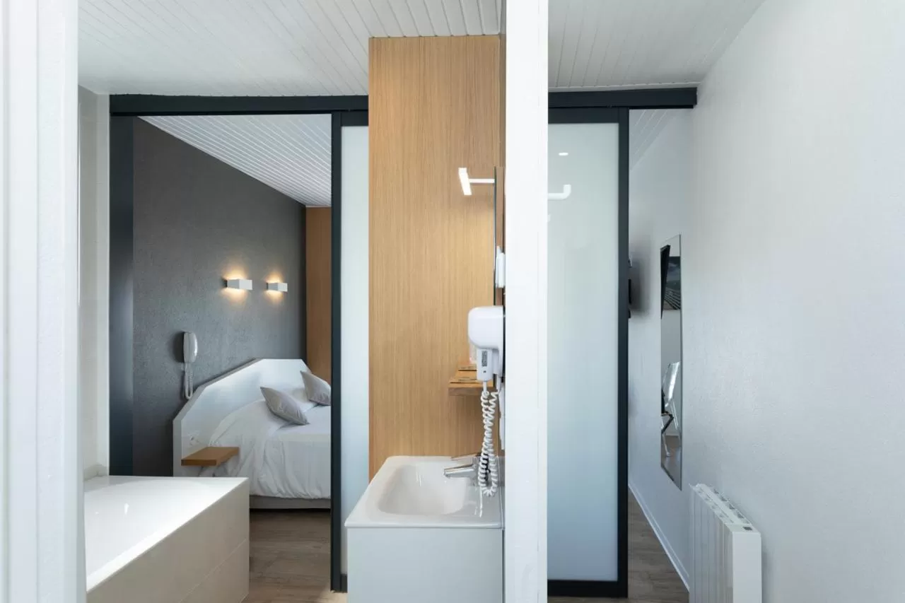 Bed in Hotel Les Dunes