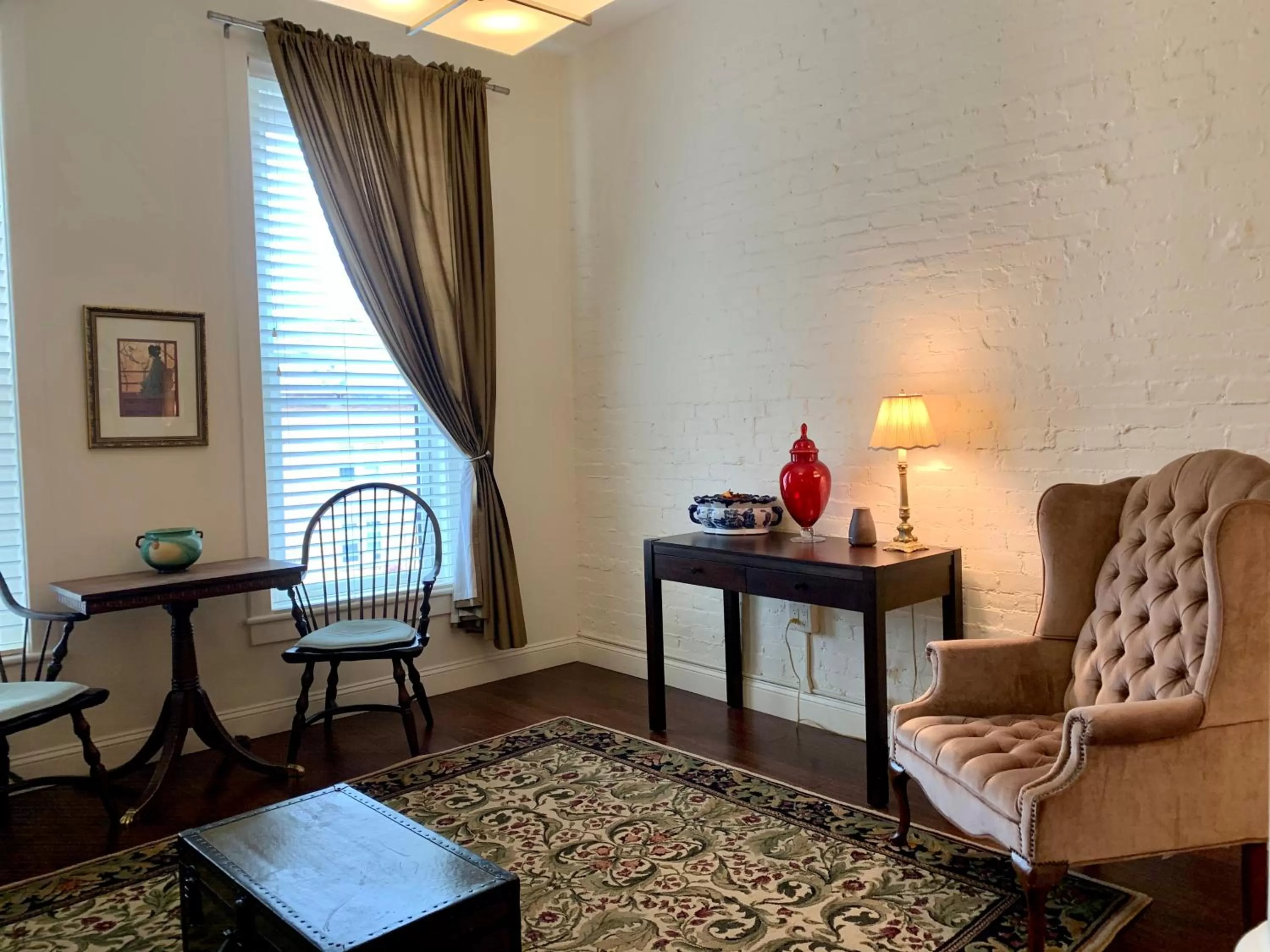 Seating area, Bed in The Barrington