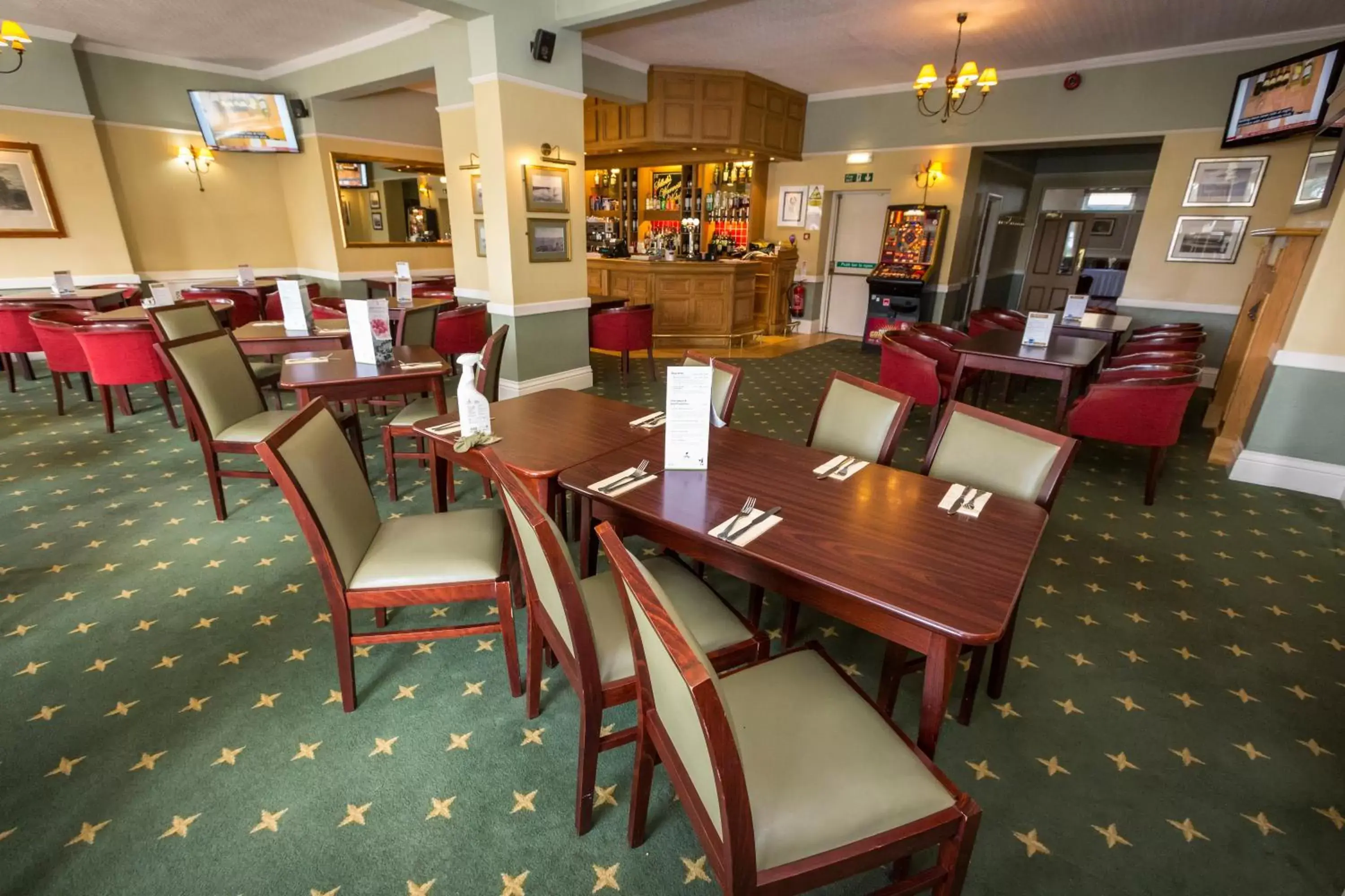 Lounge or bar, Restaurant/Places to Eat in The Golf Hotel