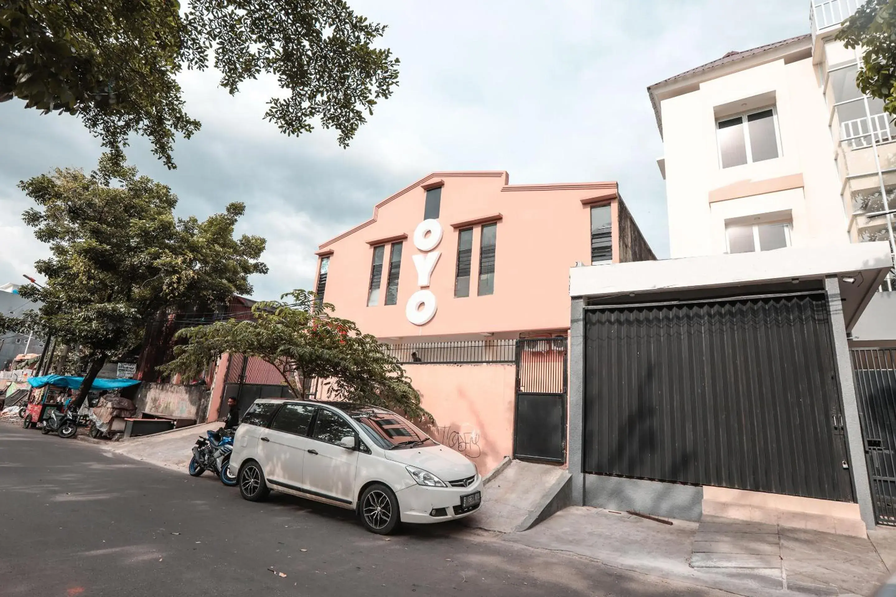 Facade/entrance, Property Building in OYO 160 Lontar Residence Near Bina Sehat Hospital Mandiri