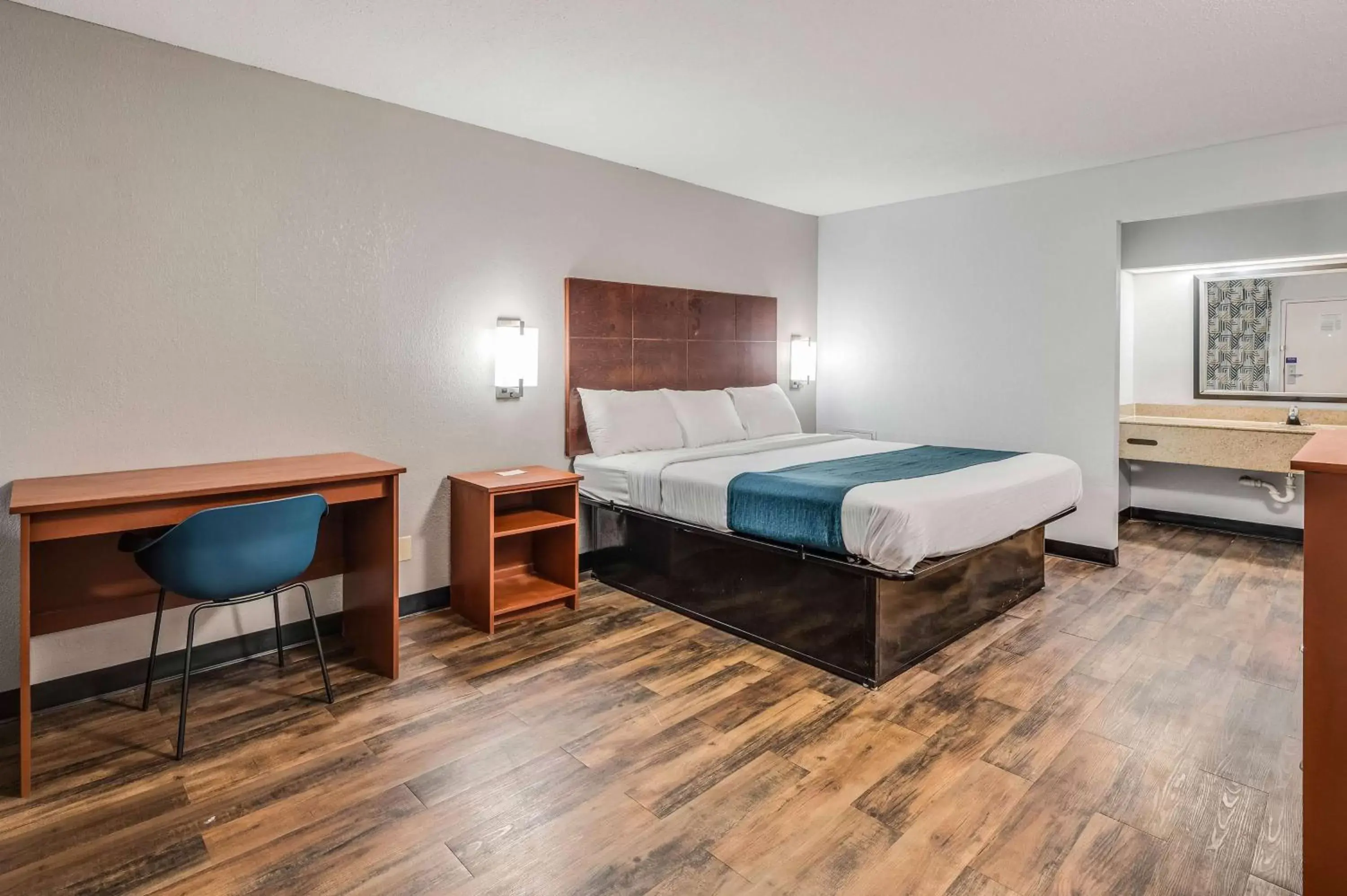 Photo of the whole room, Bed in Motel 6-Tupelo, MS - Downtown Photo of the whole room, Bed in Motel 6-Tupelo, MS - Downtown