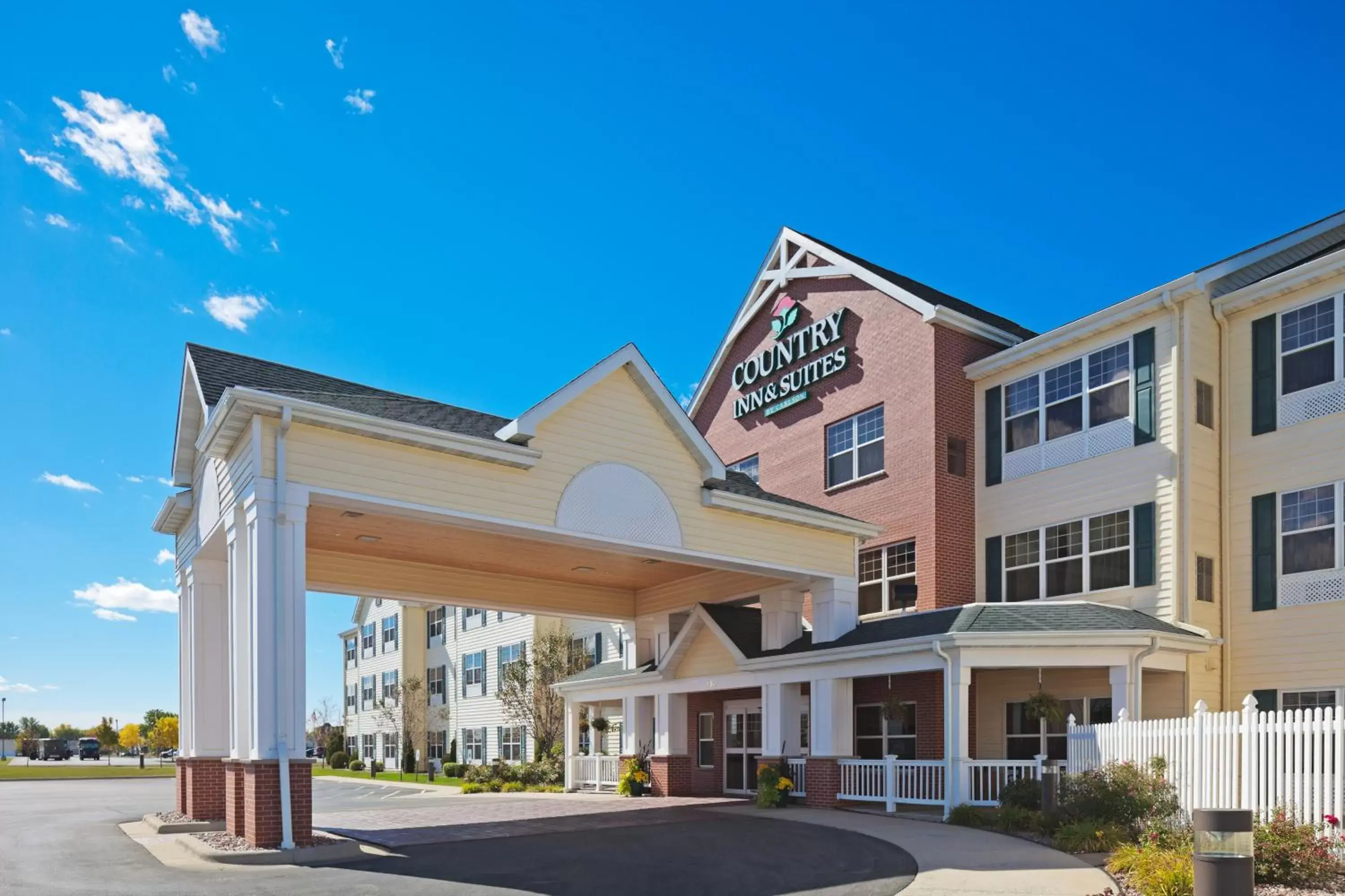 Facade/entrance, Property Building in Country Inn & Suites by Radisson, Appleton North, WI