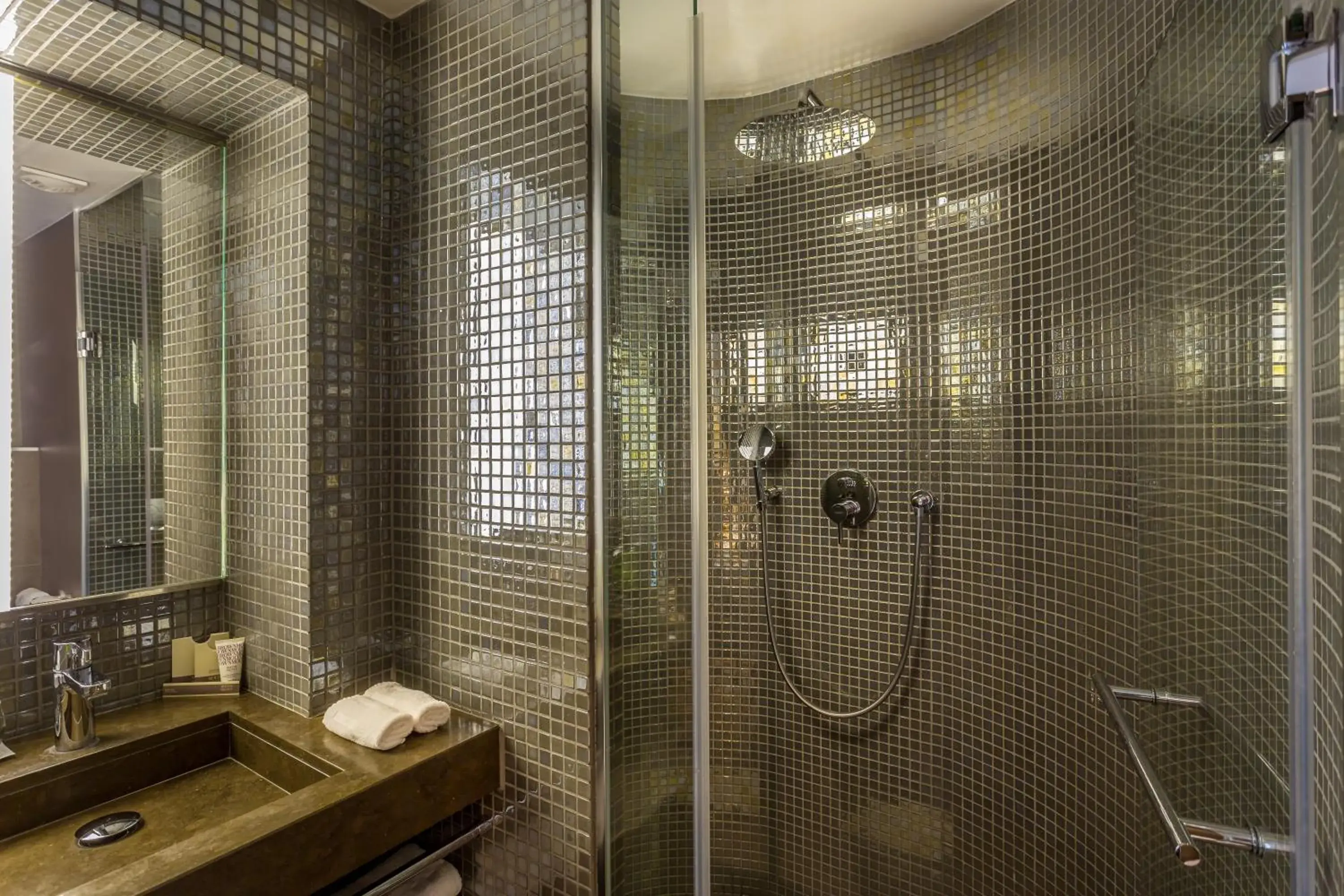 Shower, Bathroom in Hôtel Jules & Jim