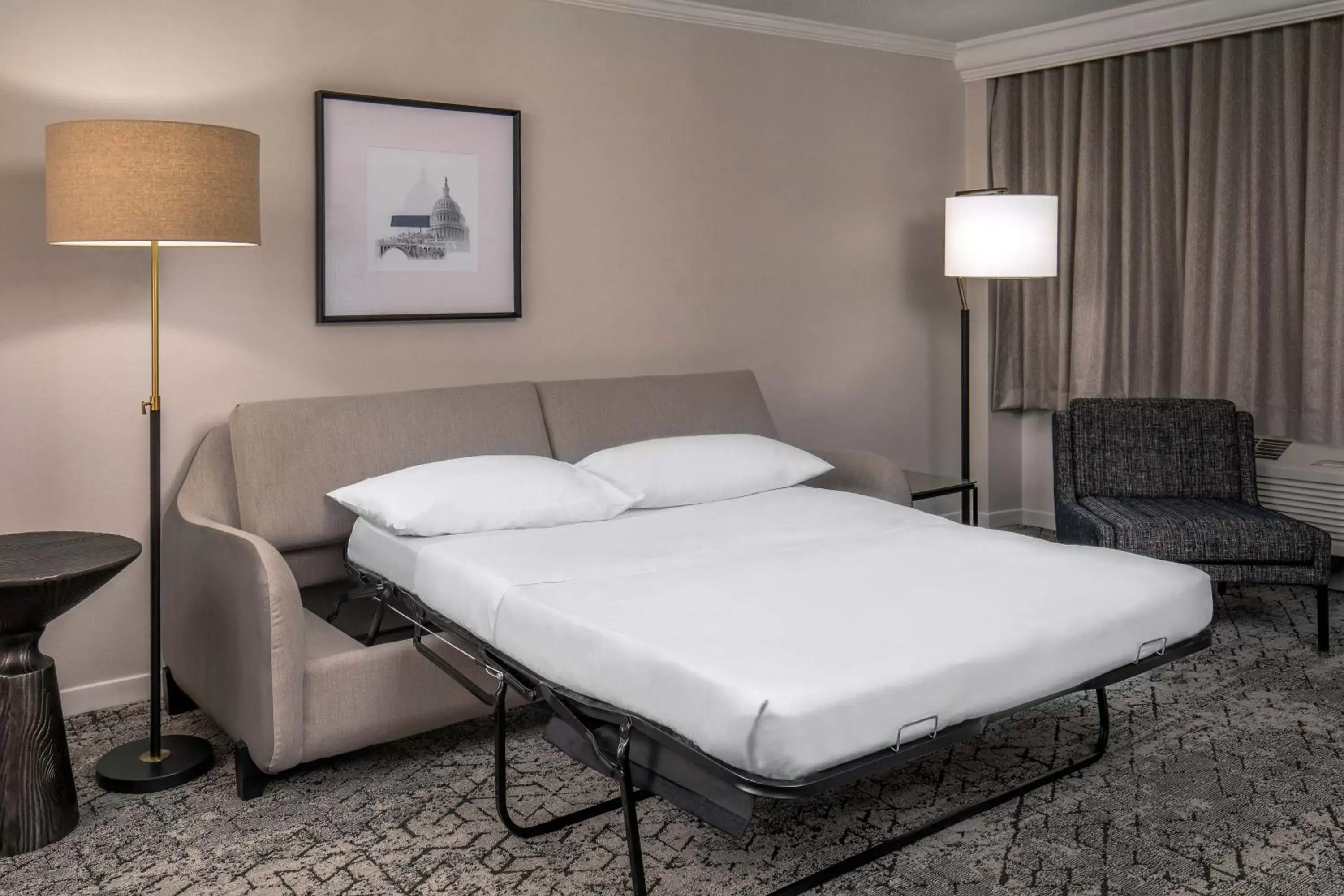 Photo of the whole room, Bed in Sheraton Pentagon City