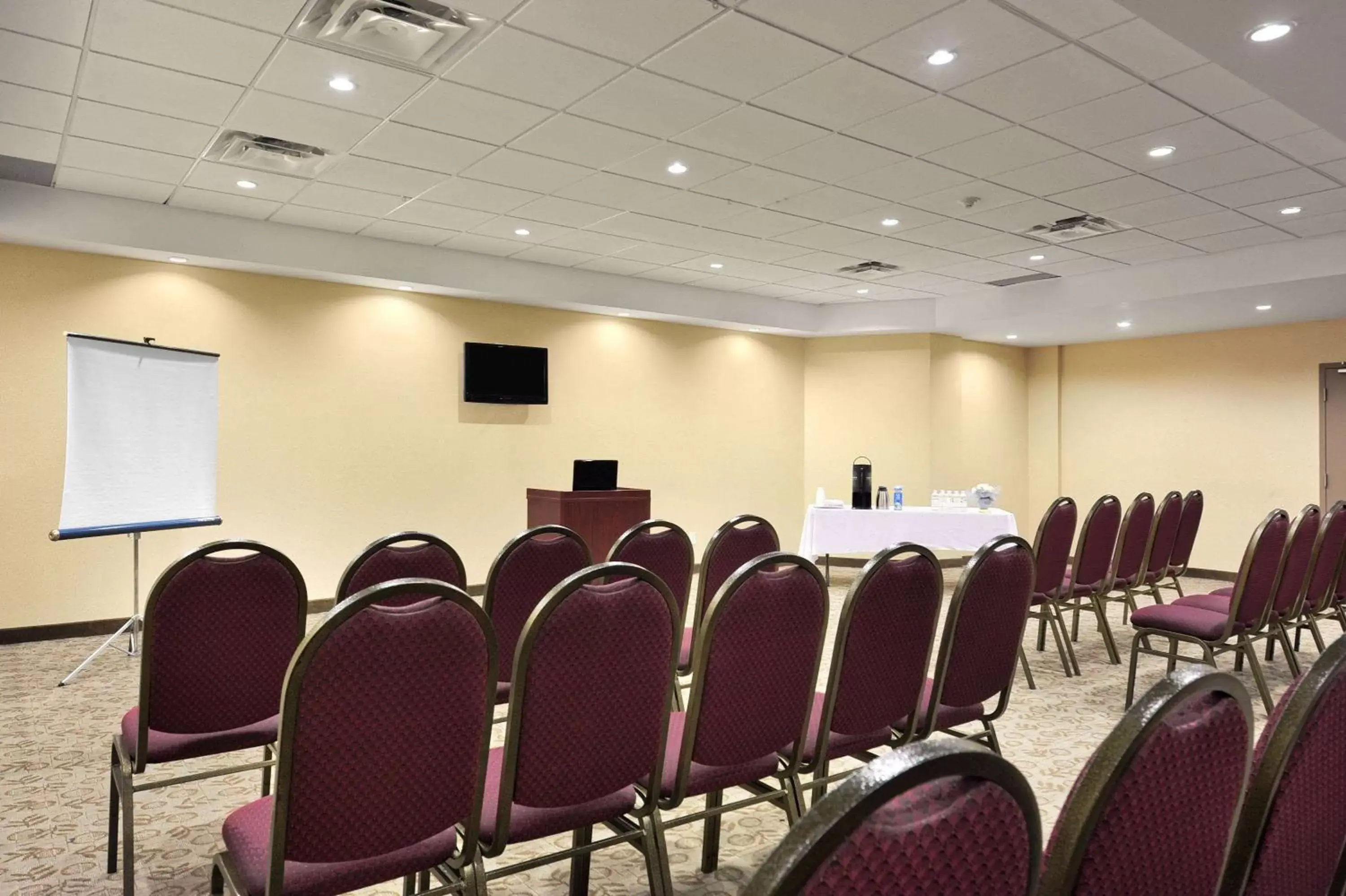 Meeting/conference room in Days Inn by Wyndham Brampton