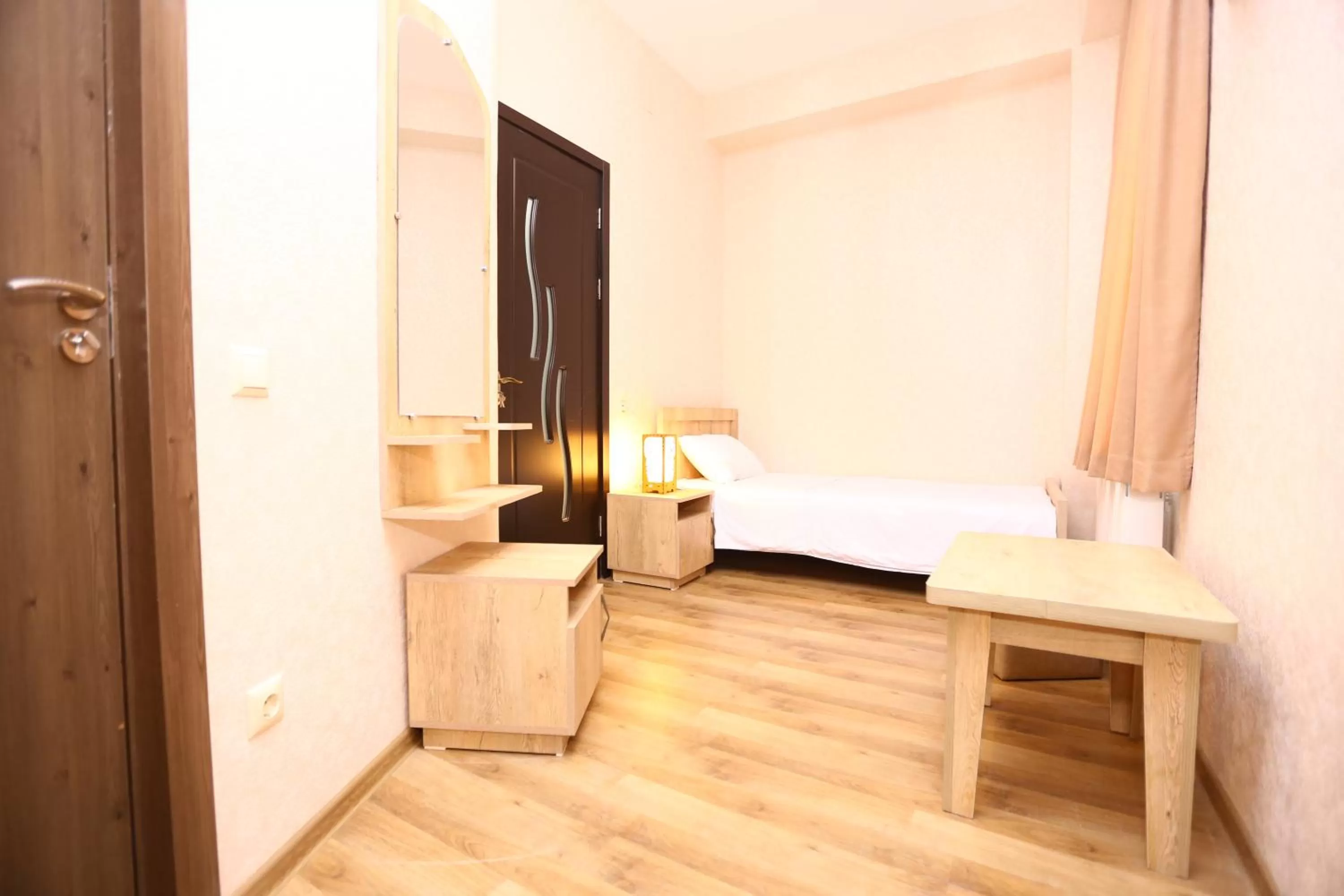 Street view, Bed in Hotel Traveler