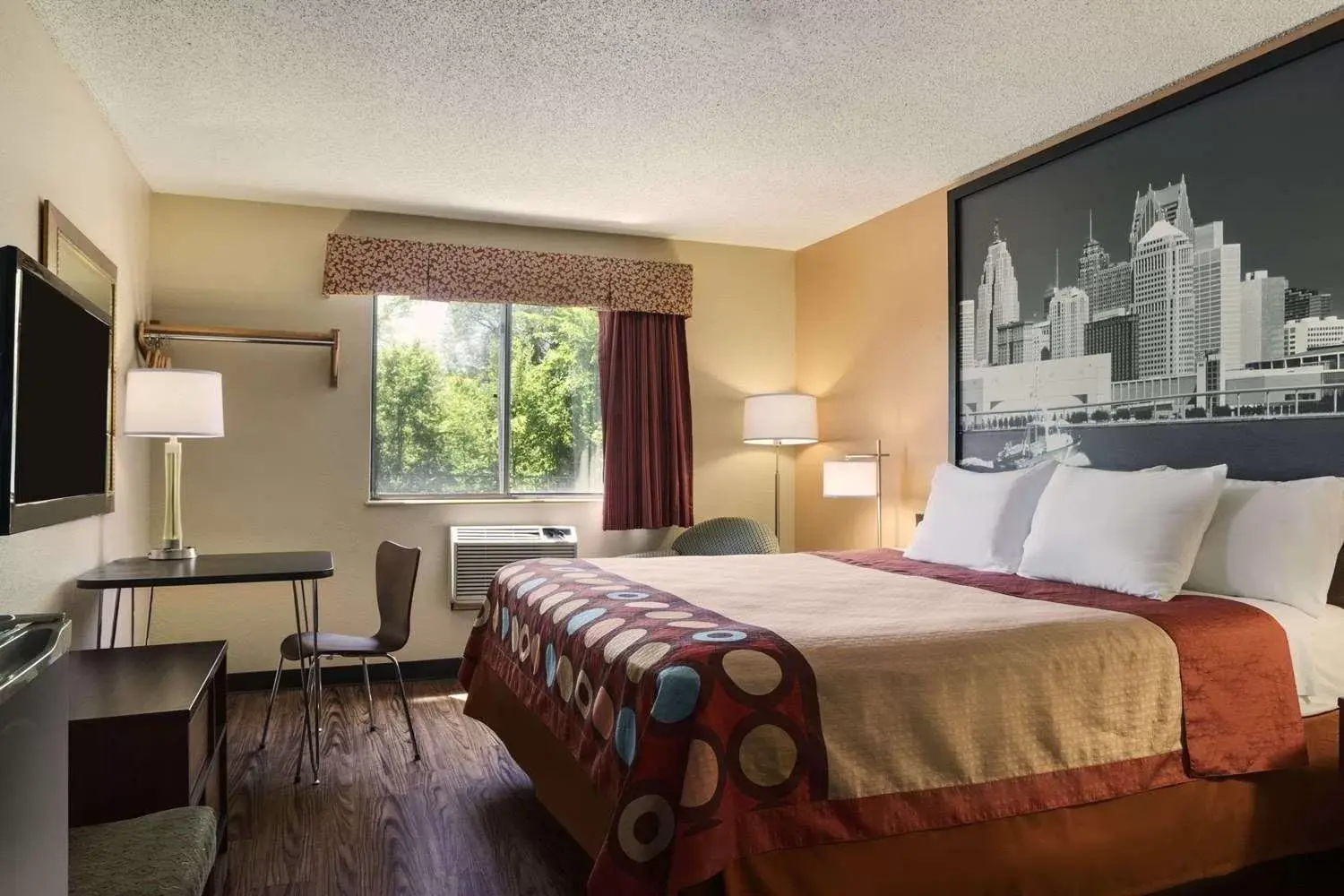 Photo of the whole room, Bed in Super 8 by Wyndham Taylor/Detroit Area