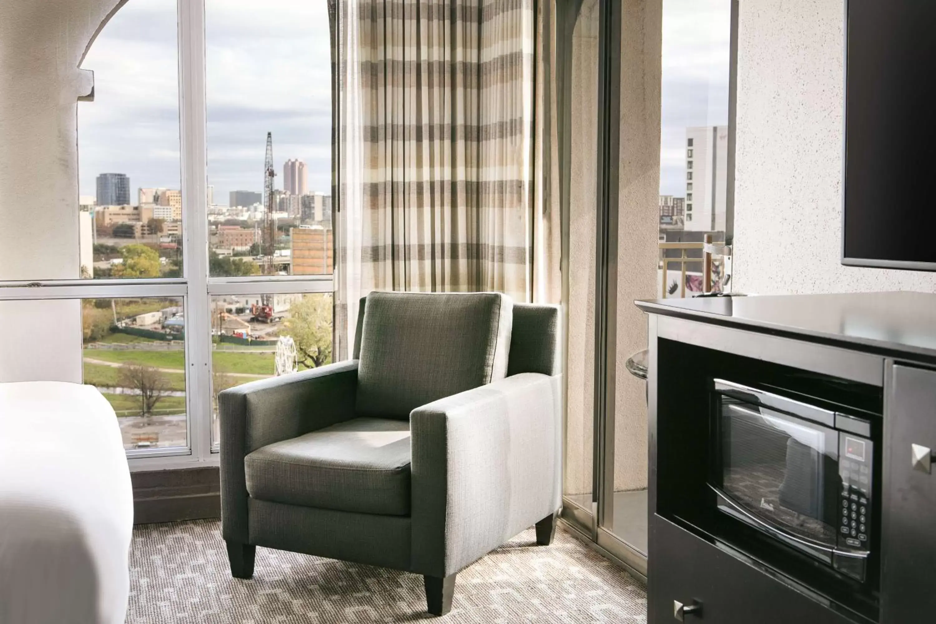 Bedroom, Seating Area in DoubleTree by Hilton Dallas Market Center